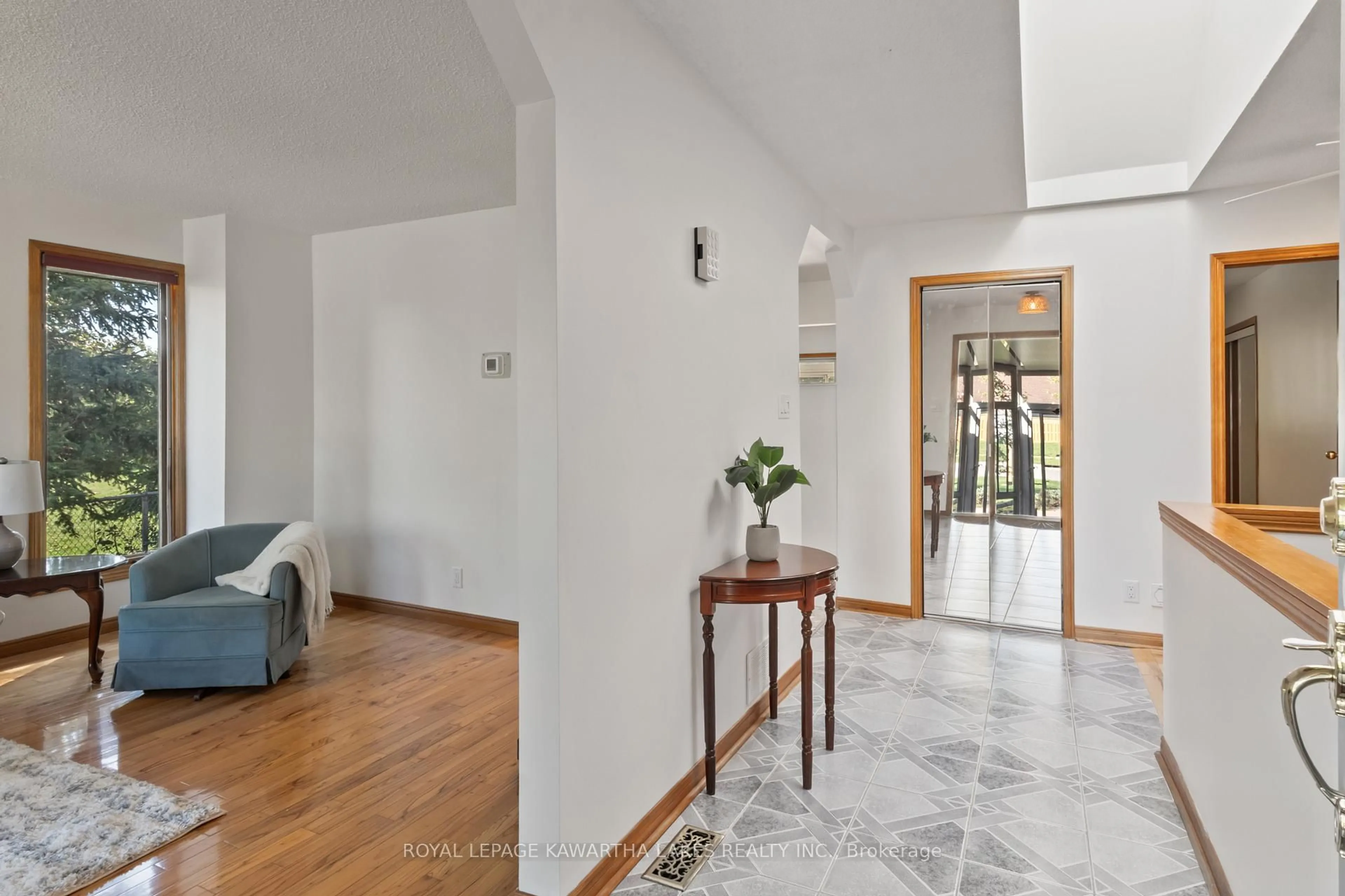 Indoor foyer for 195 Elgin St, Kawartha Lakes Ontario K9V 6B1