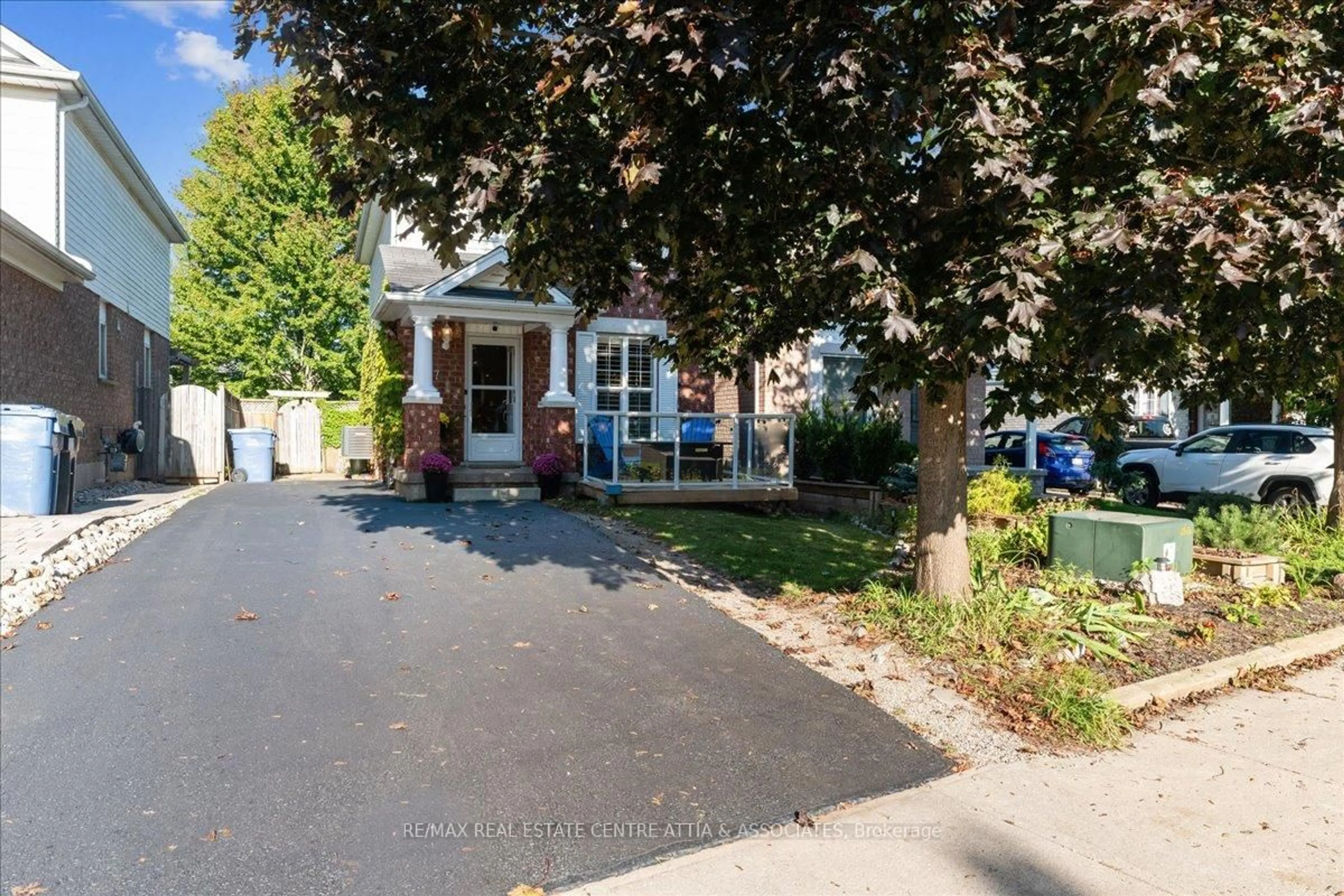 A pic from outside/outdoor area/front of a property/back of a property/a pic from drone, street for 17 Starview Cres, Guelph Ontario N1E 6Z9