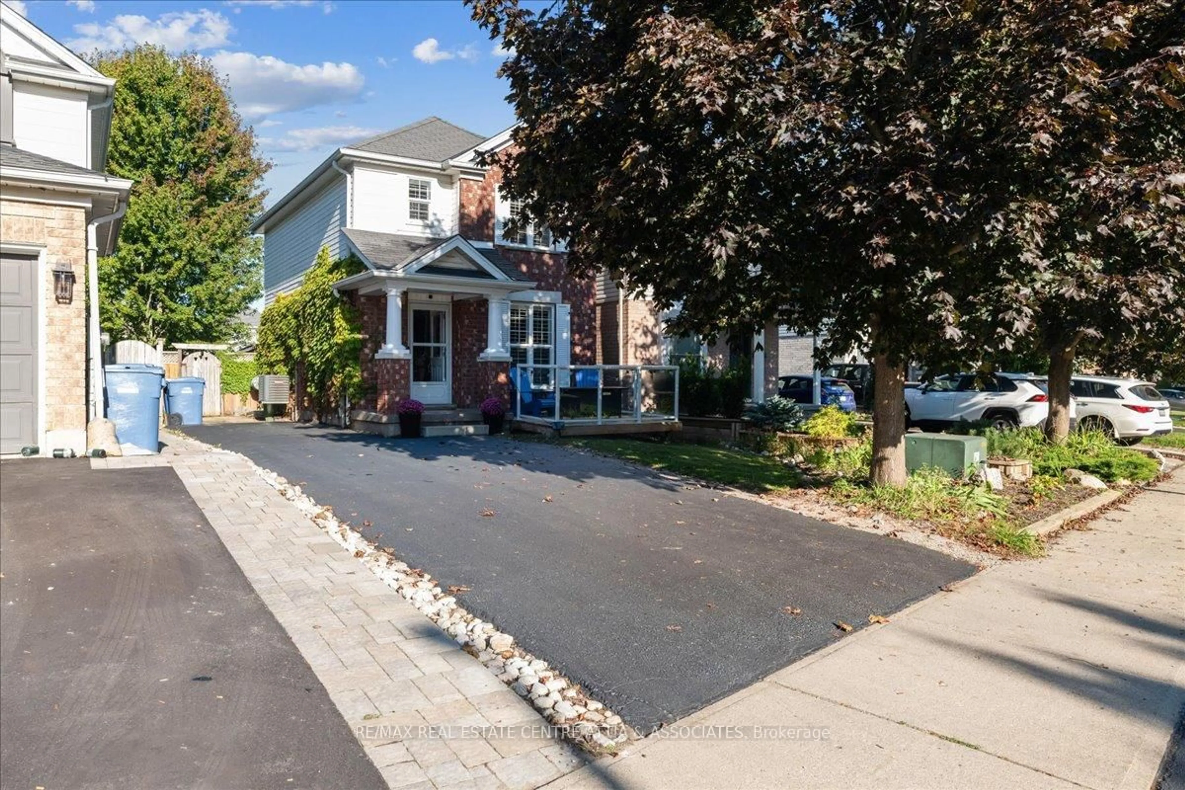 A pic from outside/outdoor area/front of a property/back of a property/a pic from drone, street for 17 Starview Cres, Guelph Ontario N1E 6Z9