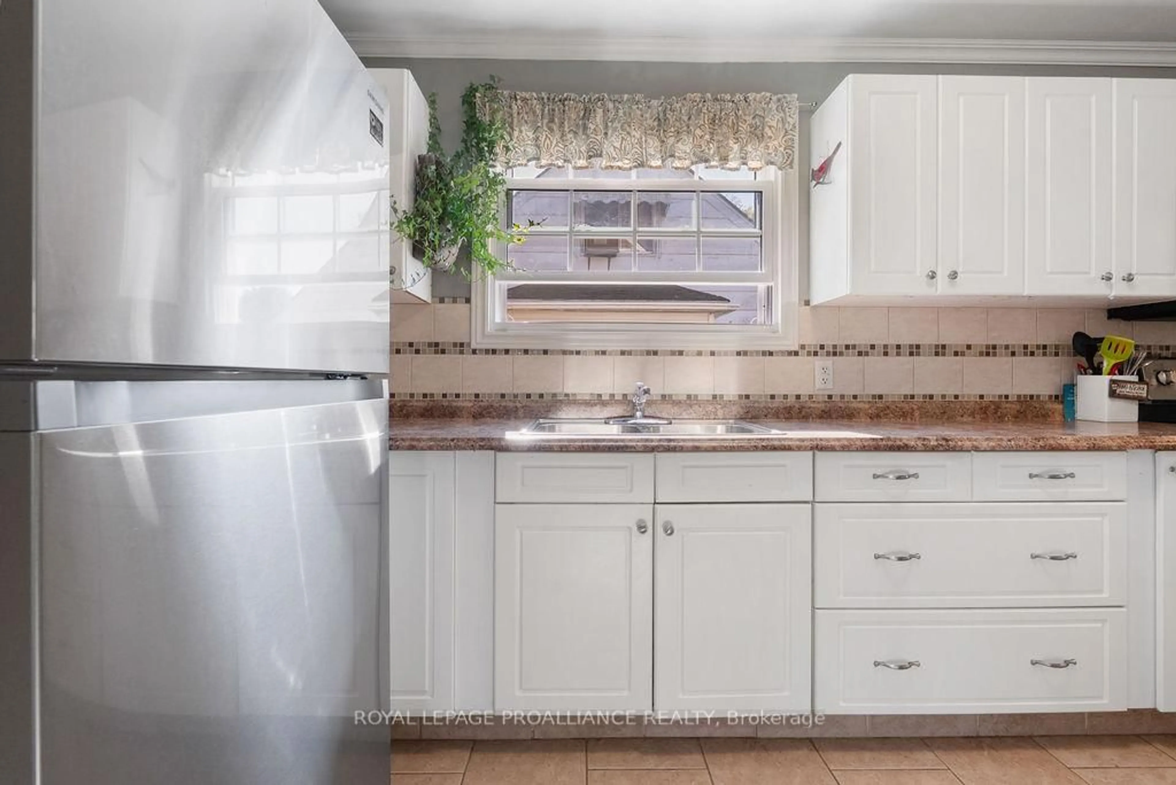 Standard kitchen, ceramic/tile floor for 11 Fifth St, Belleville Ontario K8N 4S2