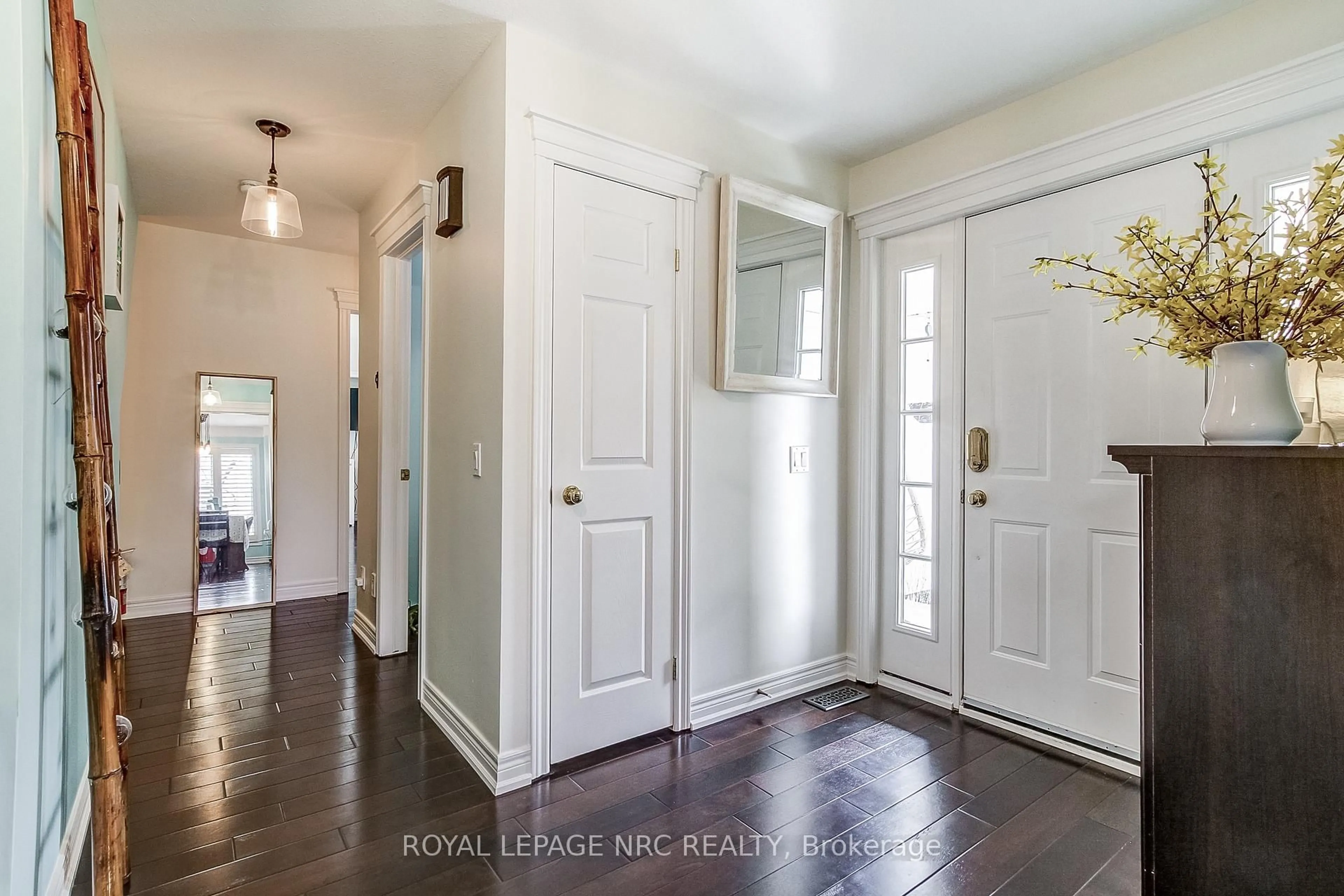 Indoor entryway for 330 Gate St, Niagara-on-the-Lake Ontario L0S 1J0