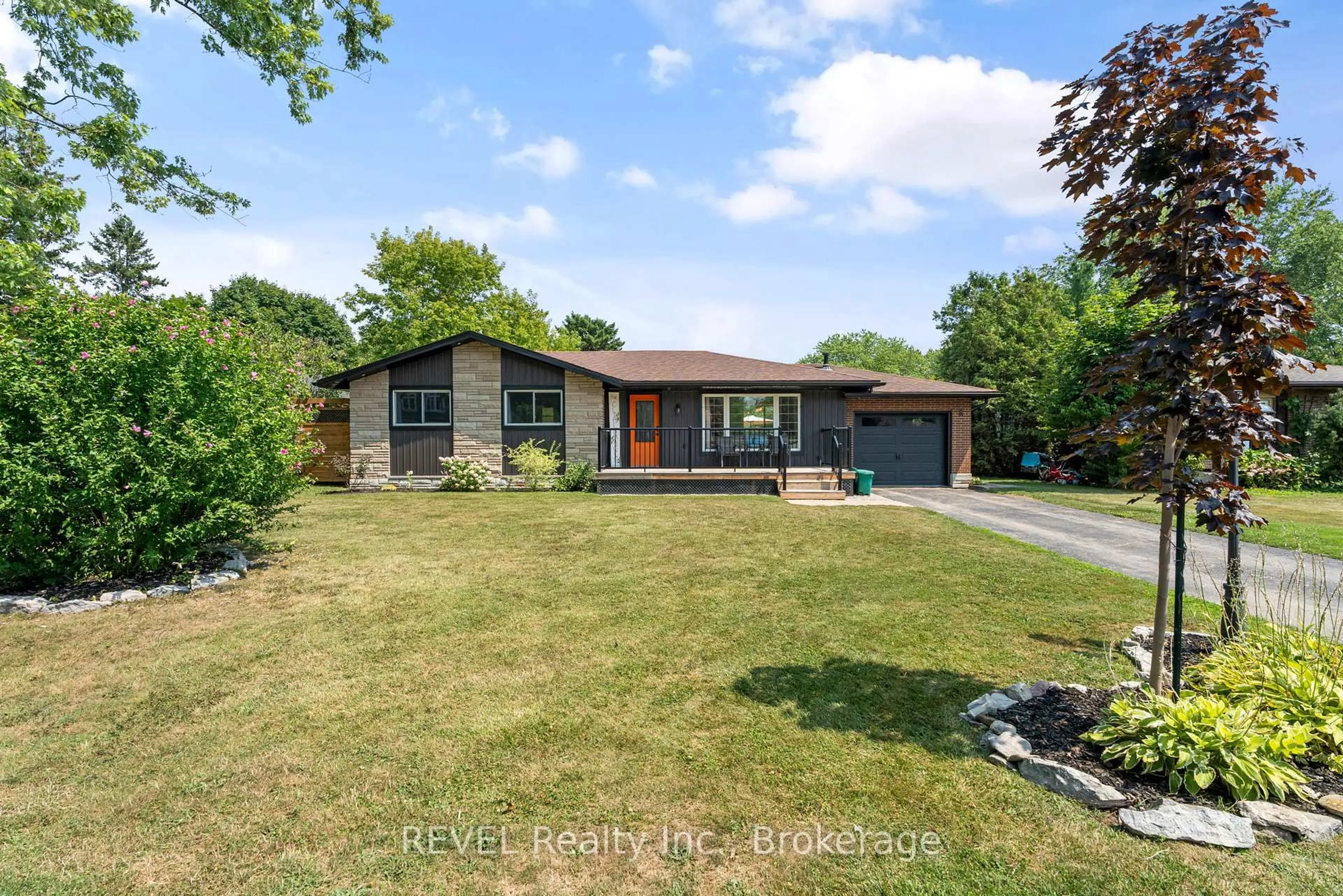 Home with brick exterior material, street for 8 St George Crt, Fort Erie Ontario L0S 1B0
