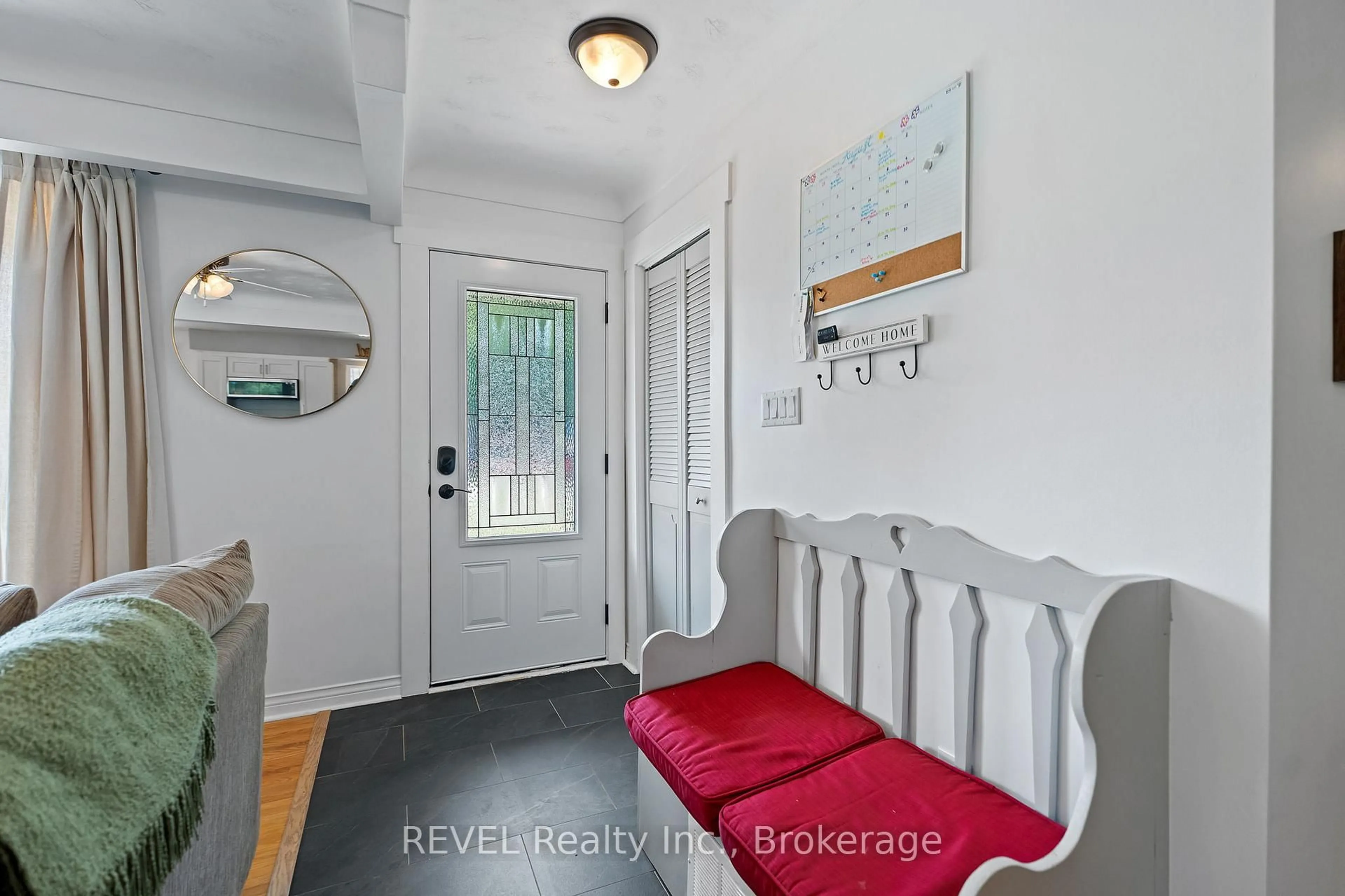 Indoor entryway for 8 St George Crt, Fort Erie Ontario L0S 1B0