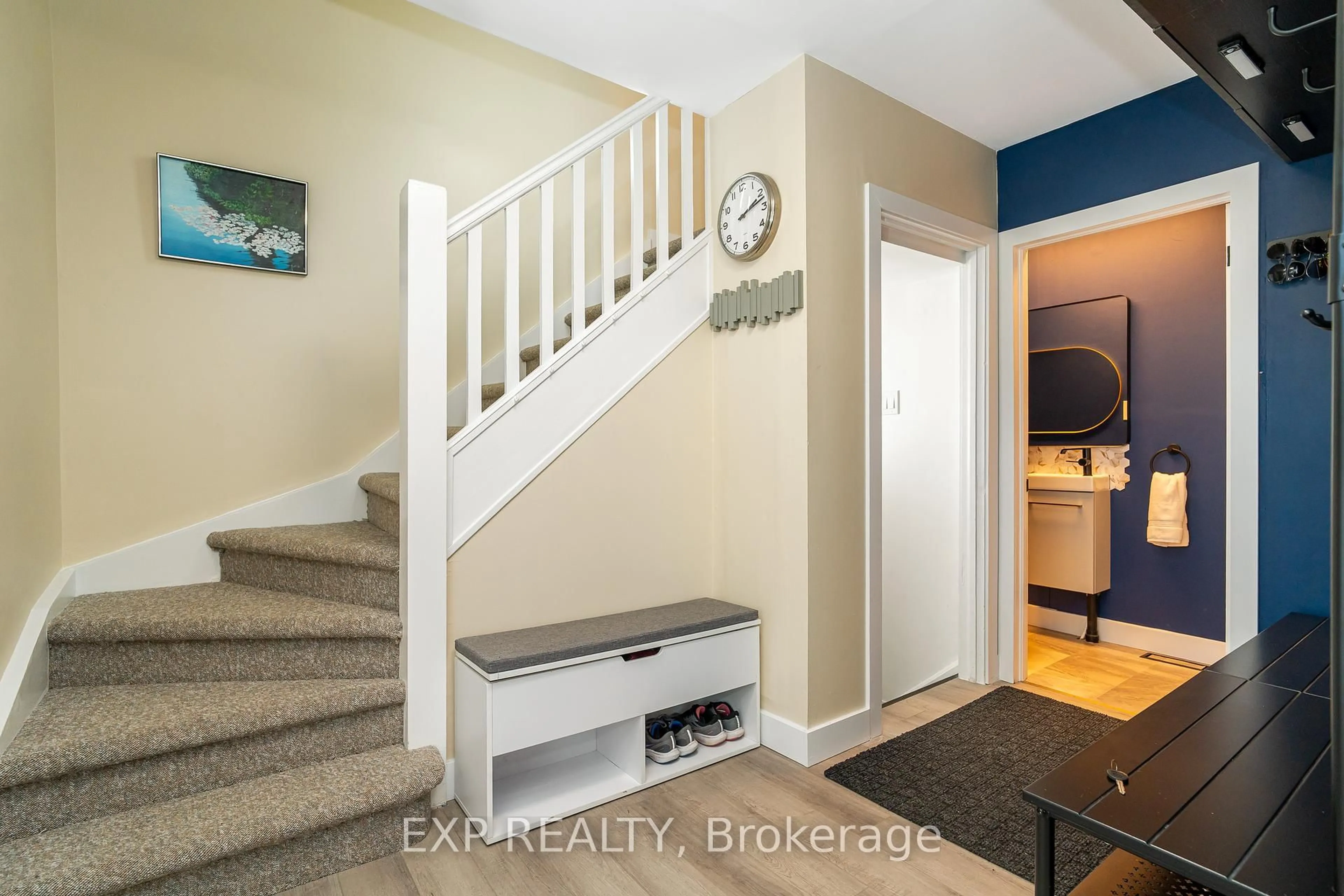 Indoor entryway for 336 Poulin Ave, Ottawa Ontario K2B 5T8