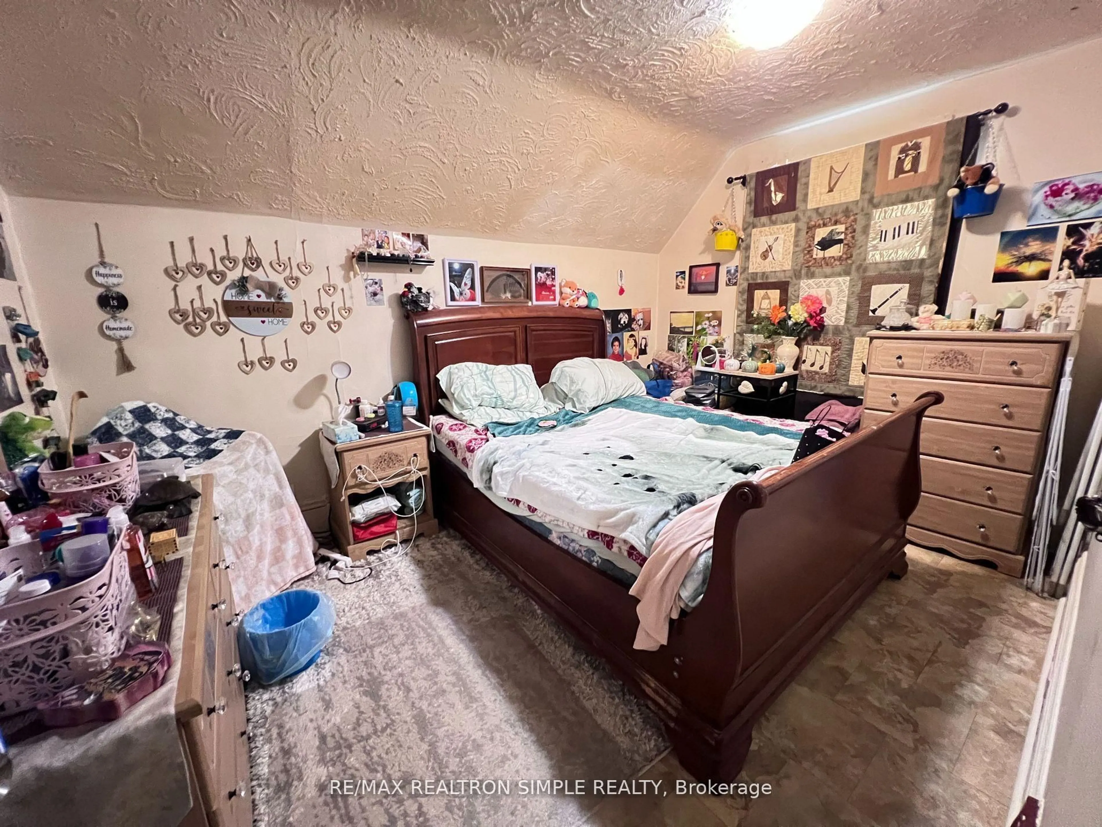 A pic of a room for 441 Algonquin Ave, North Bay Ontario P1B 4W6