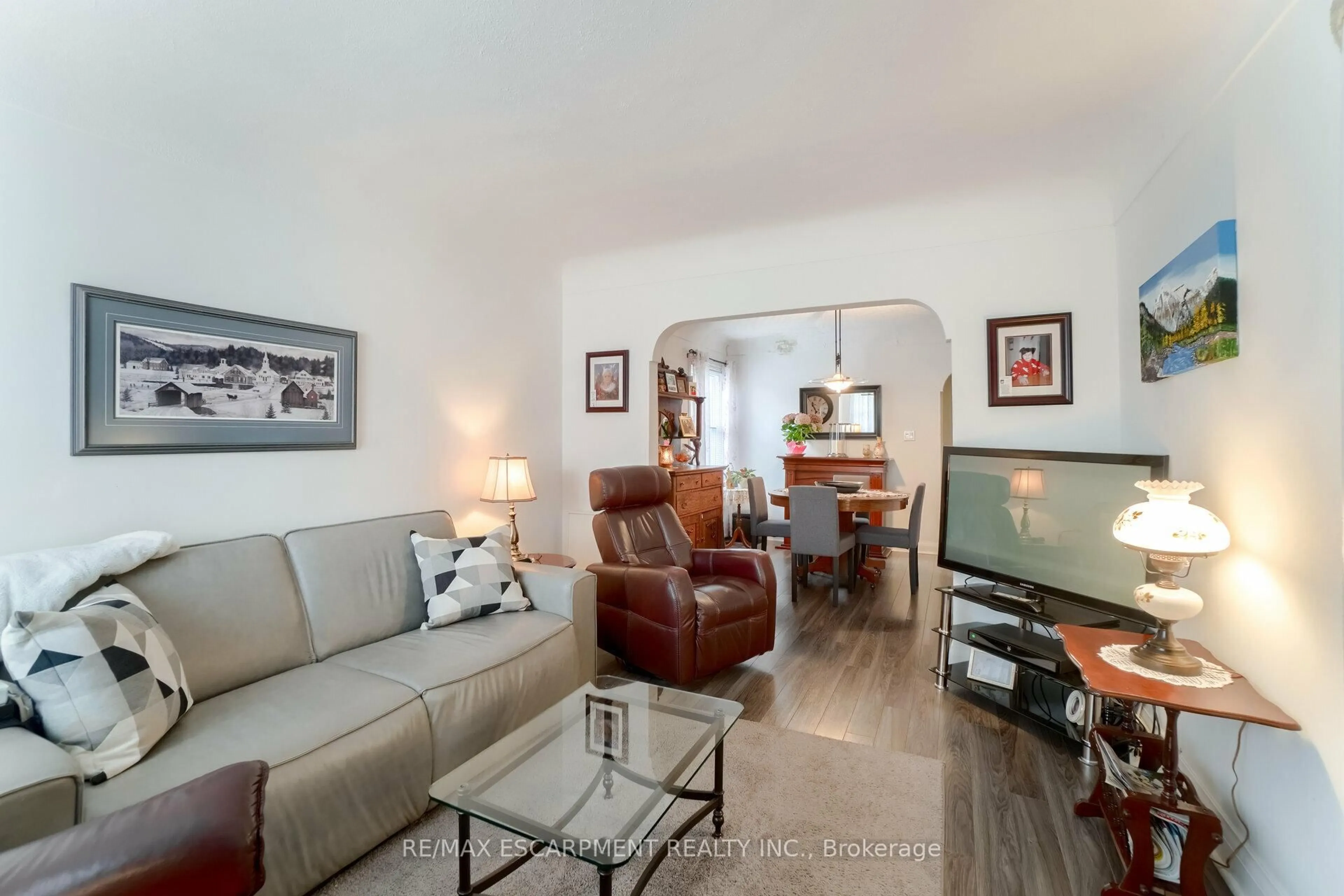Living room with furniture, unknown for 160 WELLAND Ave, St. Catharines Ontario L2R 2N6