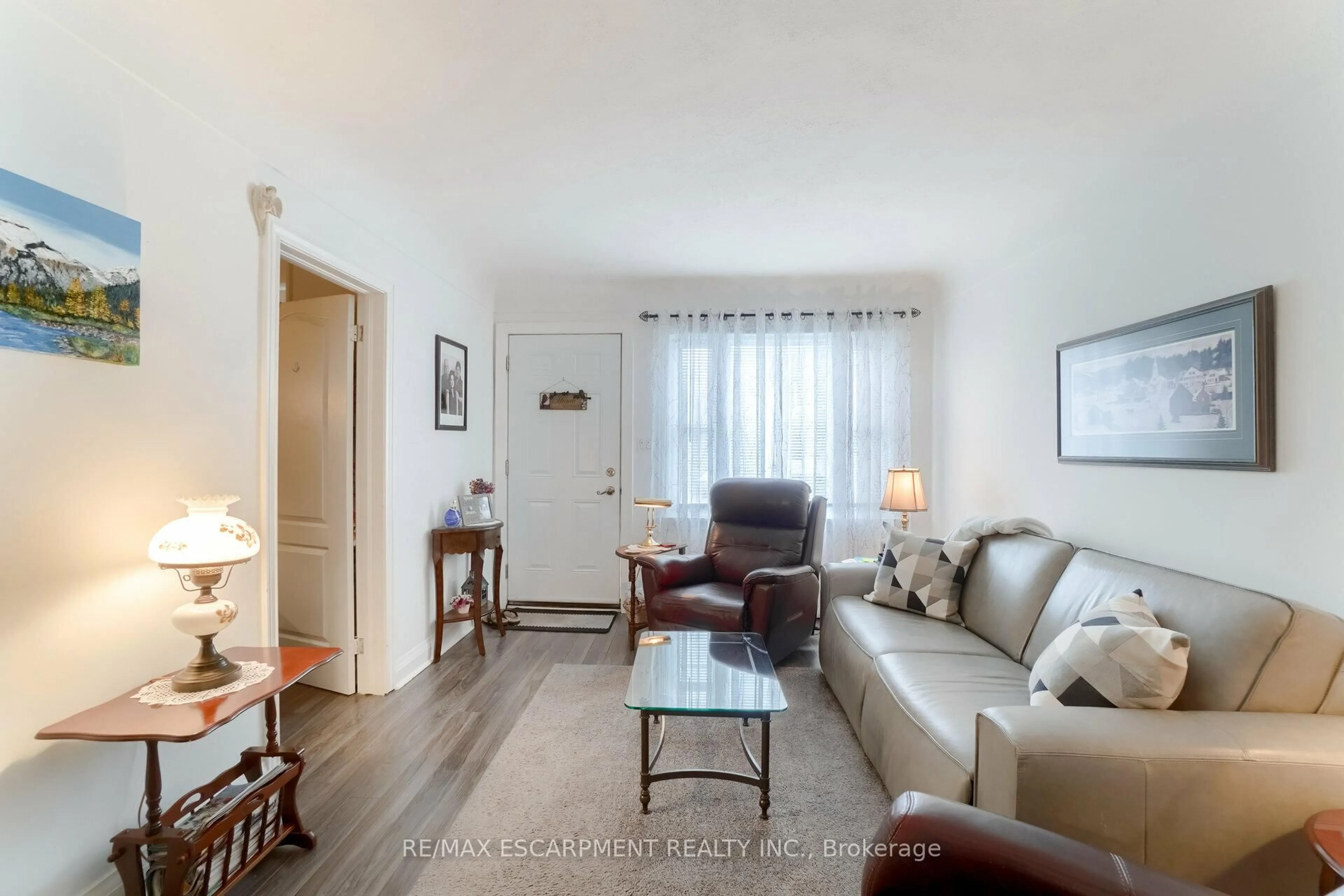 Living room with furniture, unknown for 160 WELLAND Ave, St. Catharines Ontario L2R 2N6