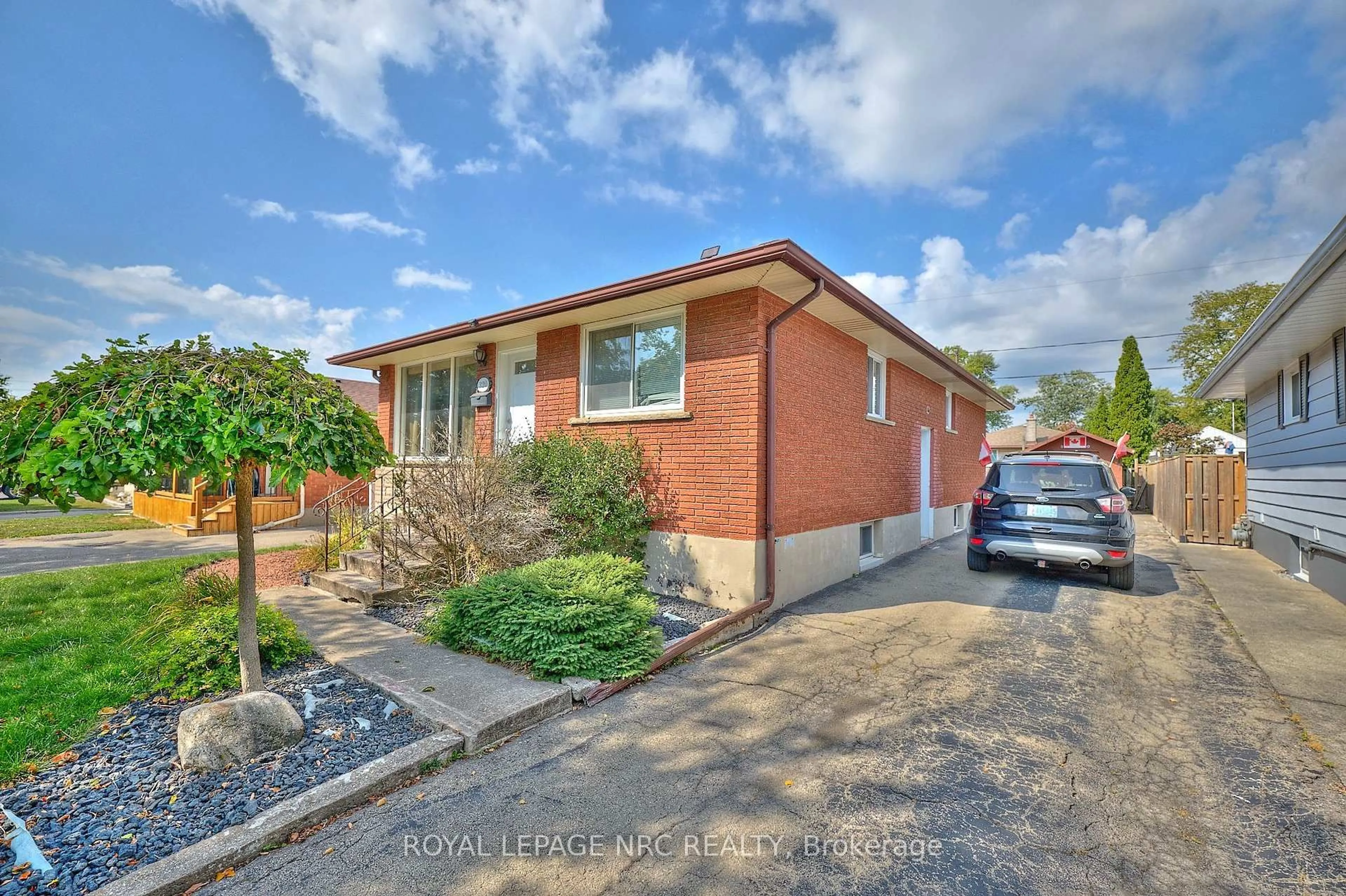 Home with brick exterior material, street for 320 Morningstar St, Welland Ontario L3B 5B3