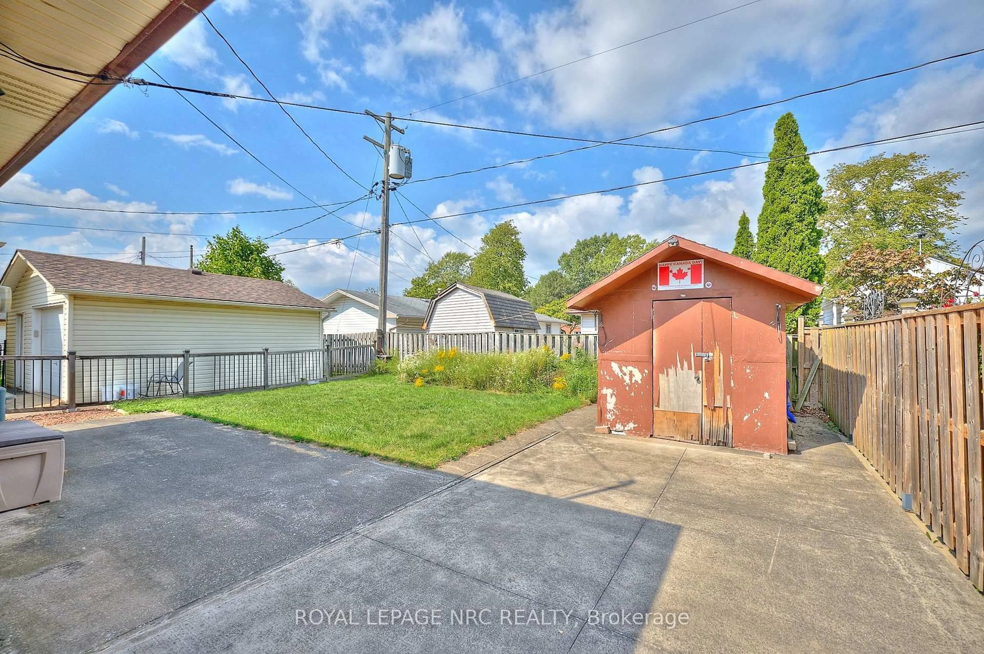 A pic from outside/outdoor area/front of a property/back of a property/a pic from drone, street for 320 Morningstar St, Welland Ontario L3B 5B3
