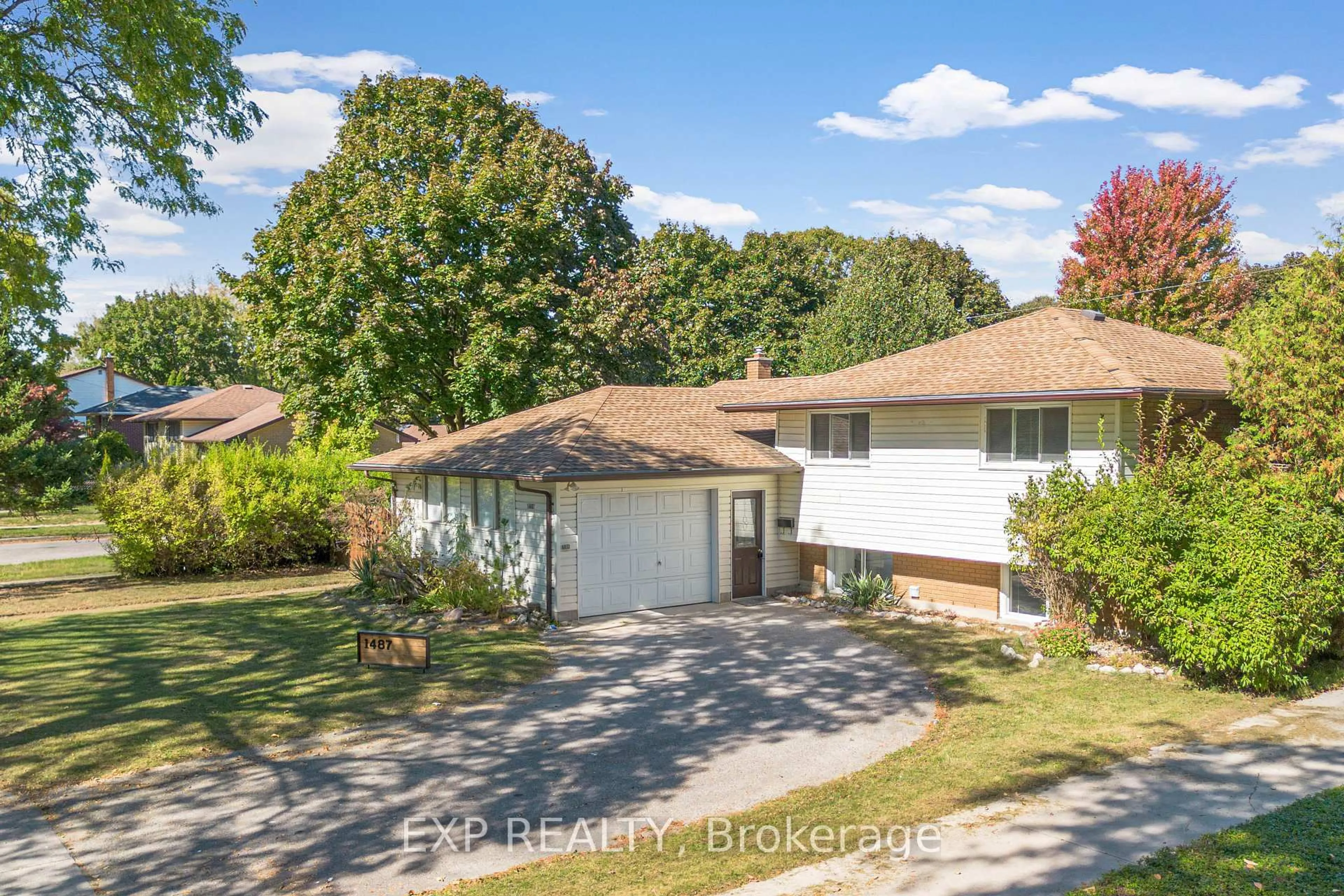 A pic from outside/outdoor area/front of a property/back of a property/a pic from drone, street for 1487 Beckworth Ave, London East Ontario N5V 2K8