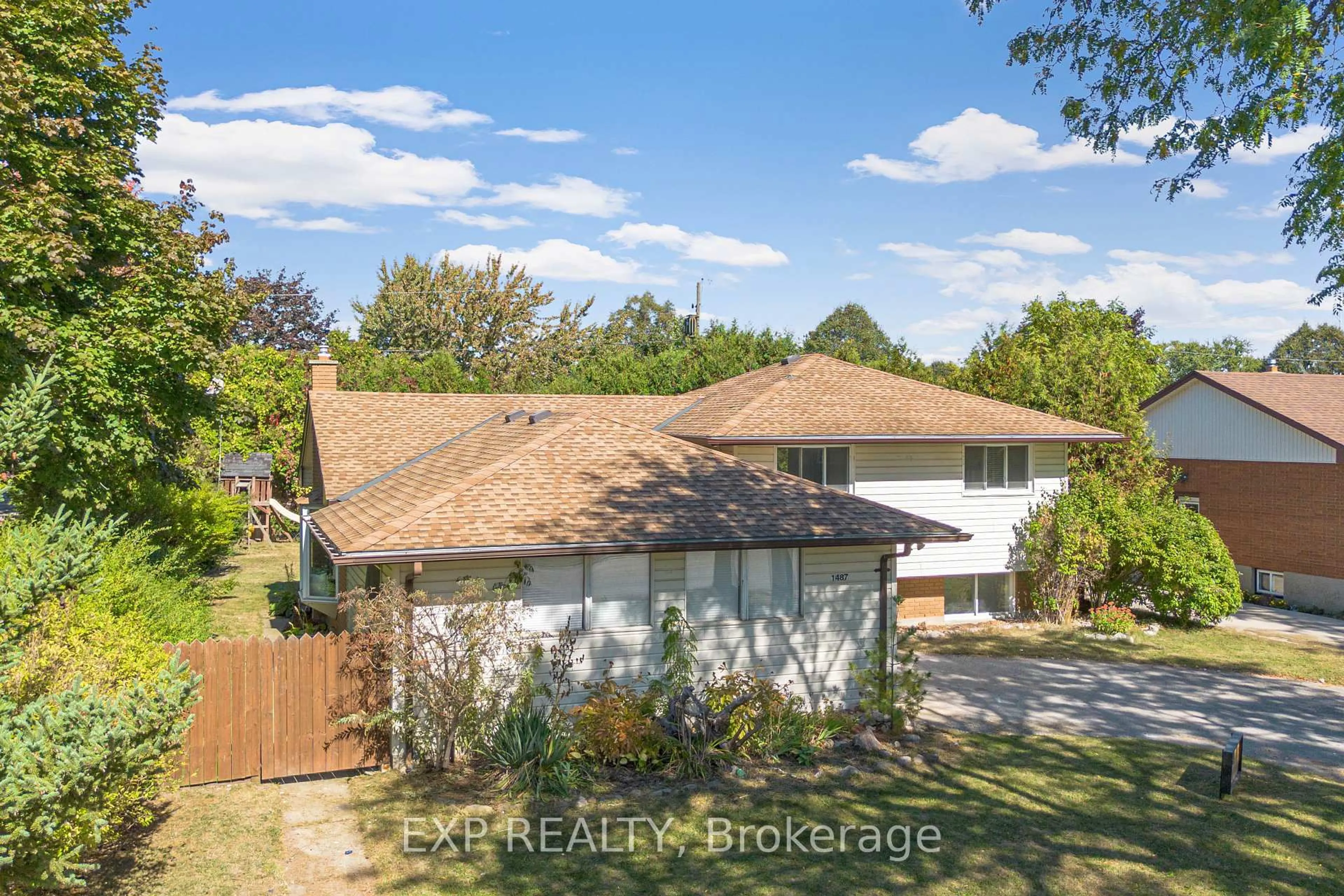 A pic from outside/outdoor area/front of a property/back of a property/a pic from drone, street for 1487 Beckworth Ave, London East Ontario N5V 2K8