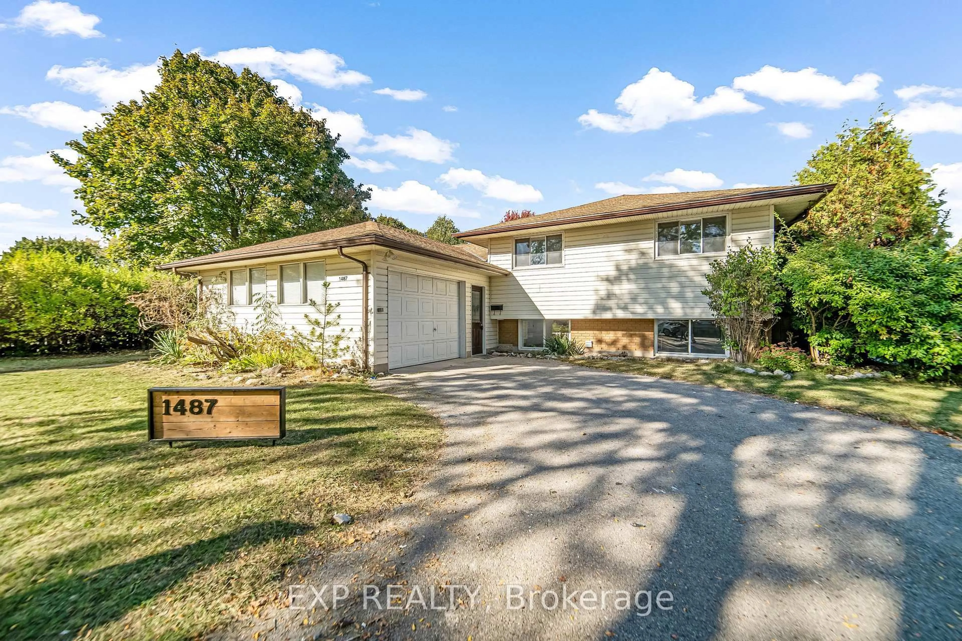 A pic from outside/outdoor area/front of a property/back of a property/a pic from drone, street for 1487 Beckworth Ave, London East Ontario N5V 2K8