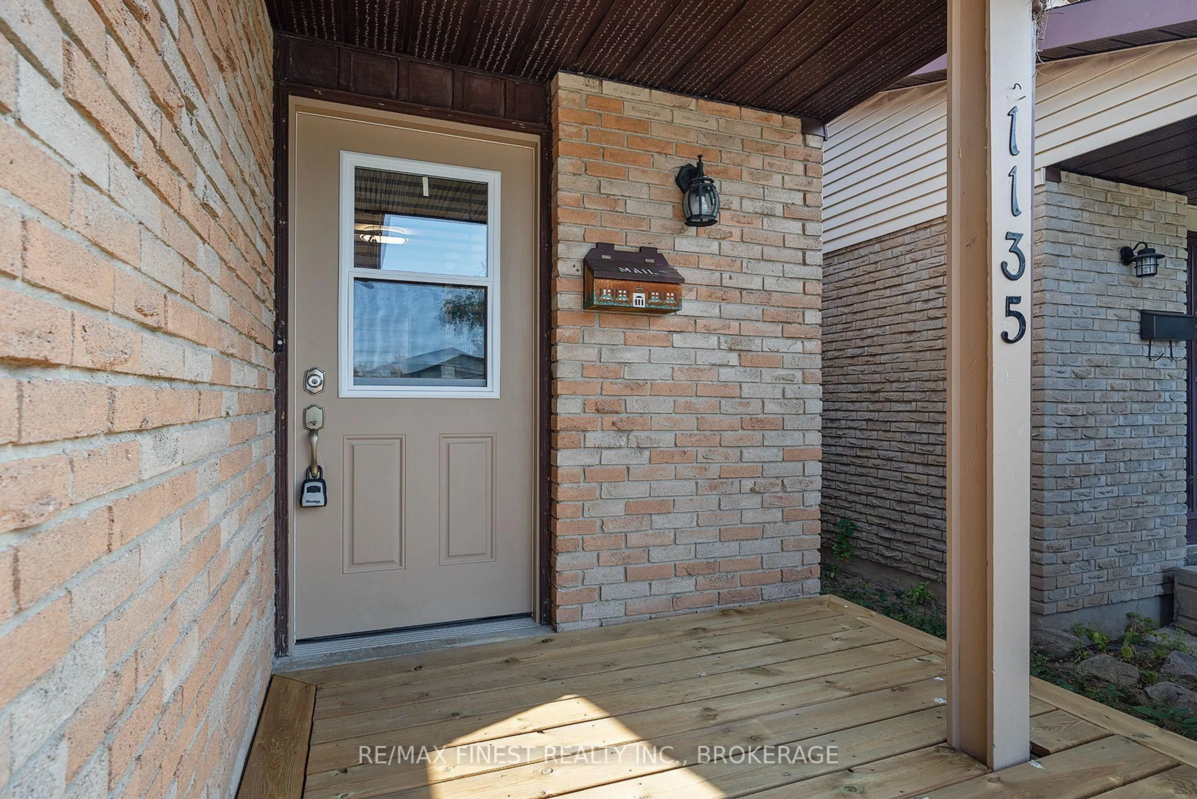 Indoor entryway for 1135 Basswood Pl, Kingston Ontario K7P 1K4