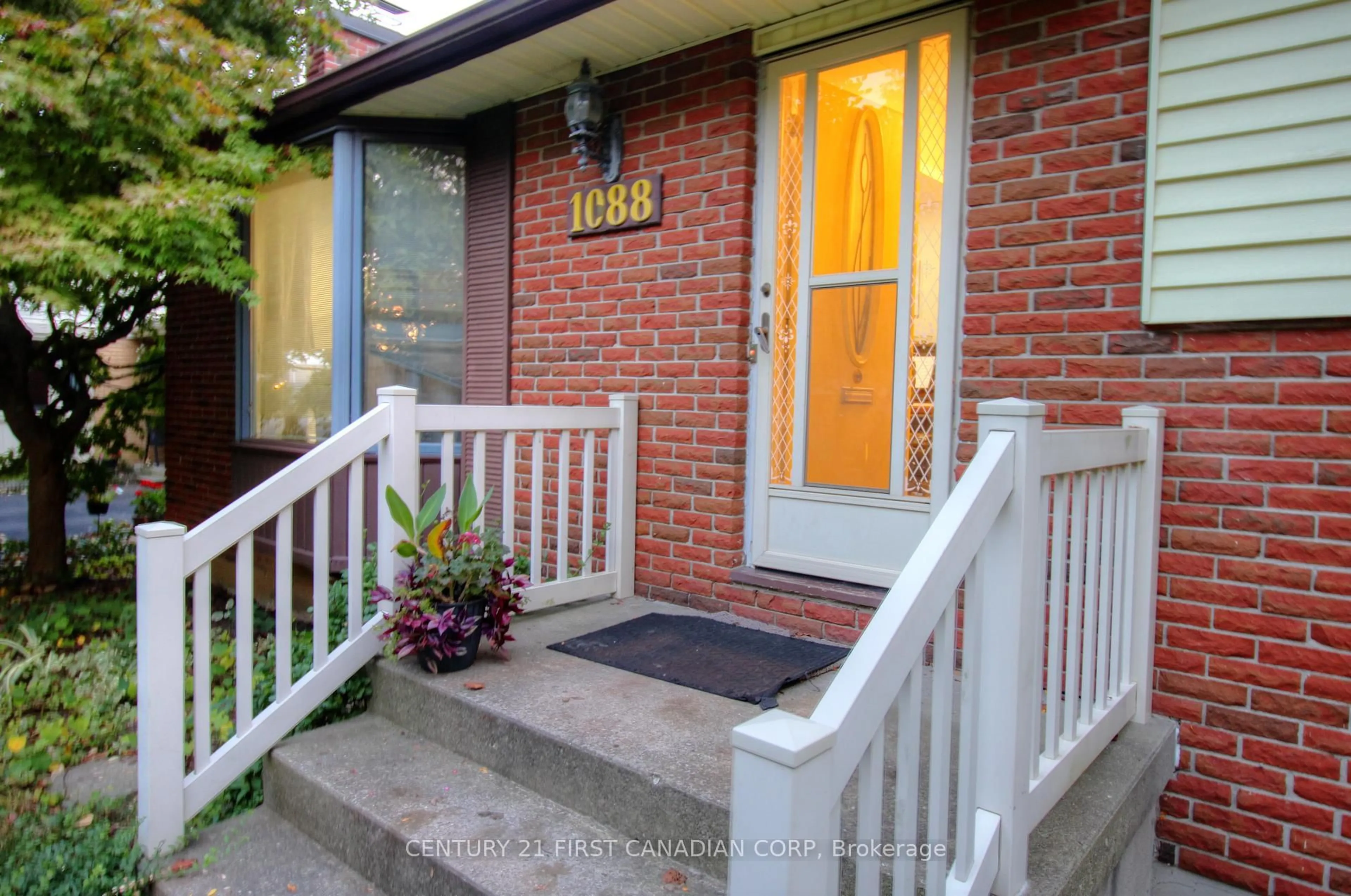 Indoor entryway for 1088 Kingston Ave, London North Ontario N6H 4C8