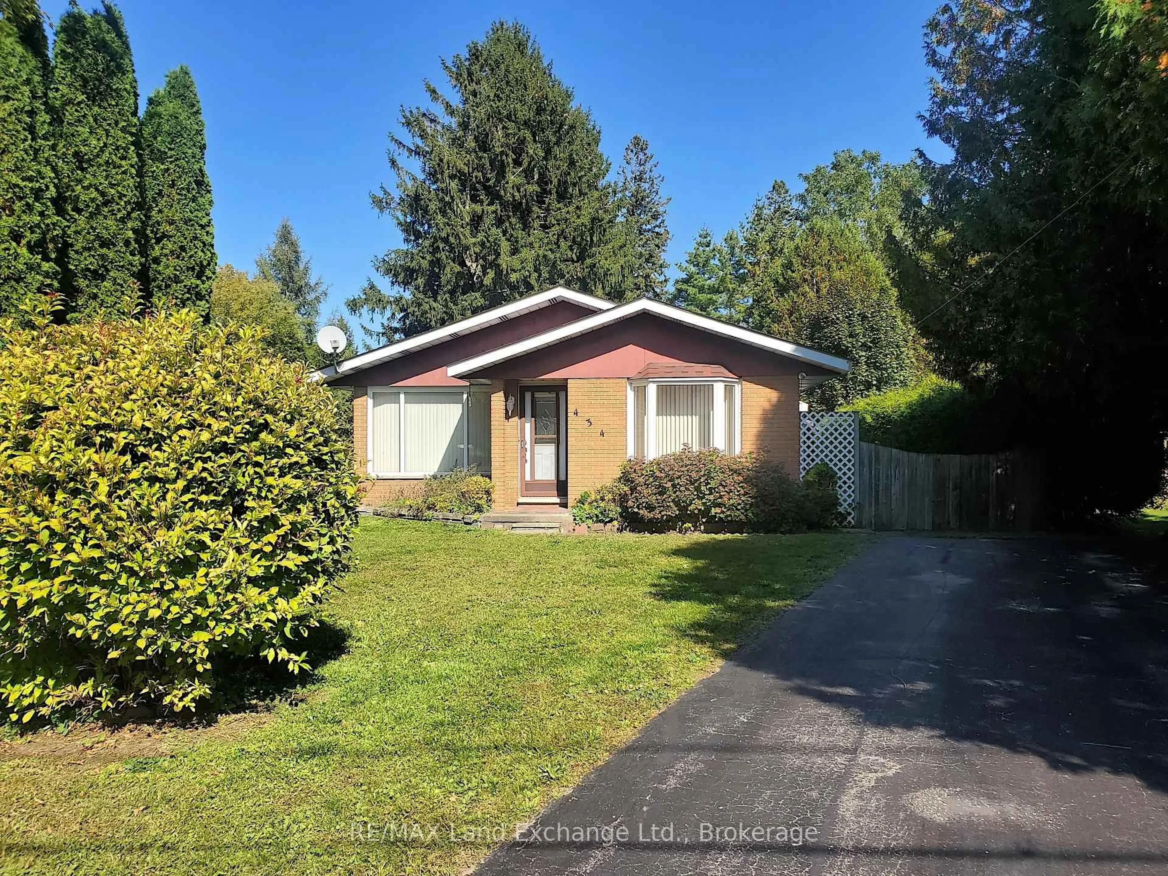 A pic from outside/outdoor area/front of a property/back of a property/a pic from drone, street for 434 Clarendon St, Saugeen Shores Ontario N0H 2L0