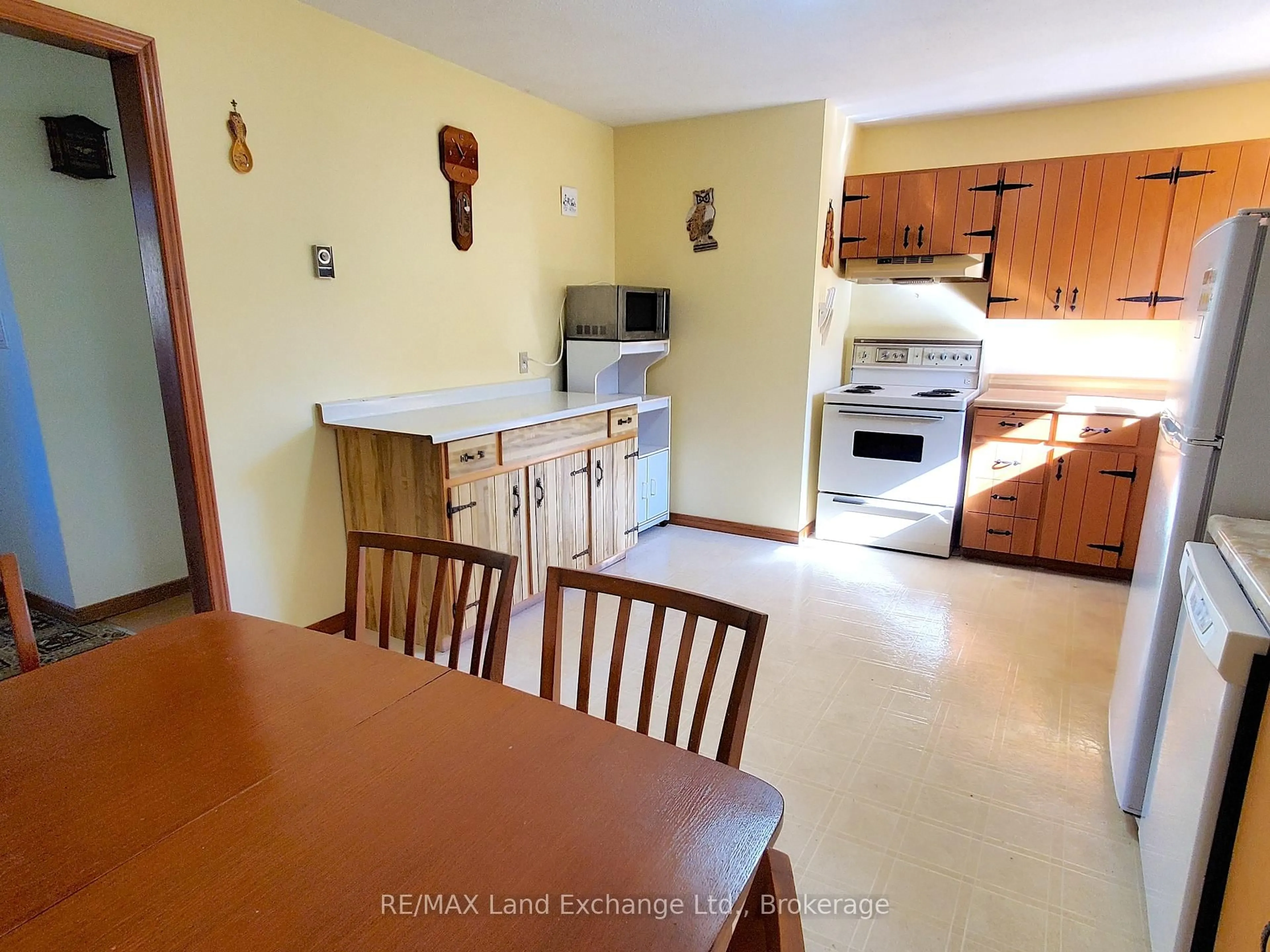 Standard kitchen, unknown for 434 Clarendon St, Saugeen Shores Ontario N0H 2L0