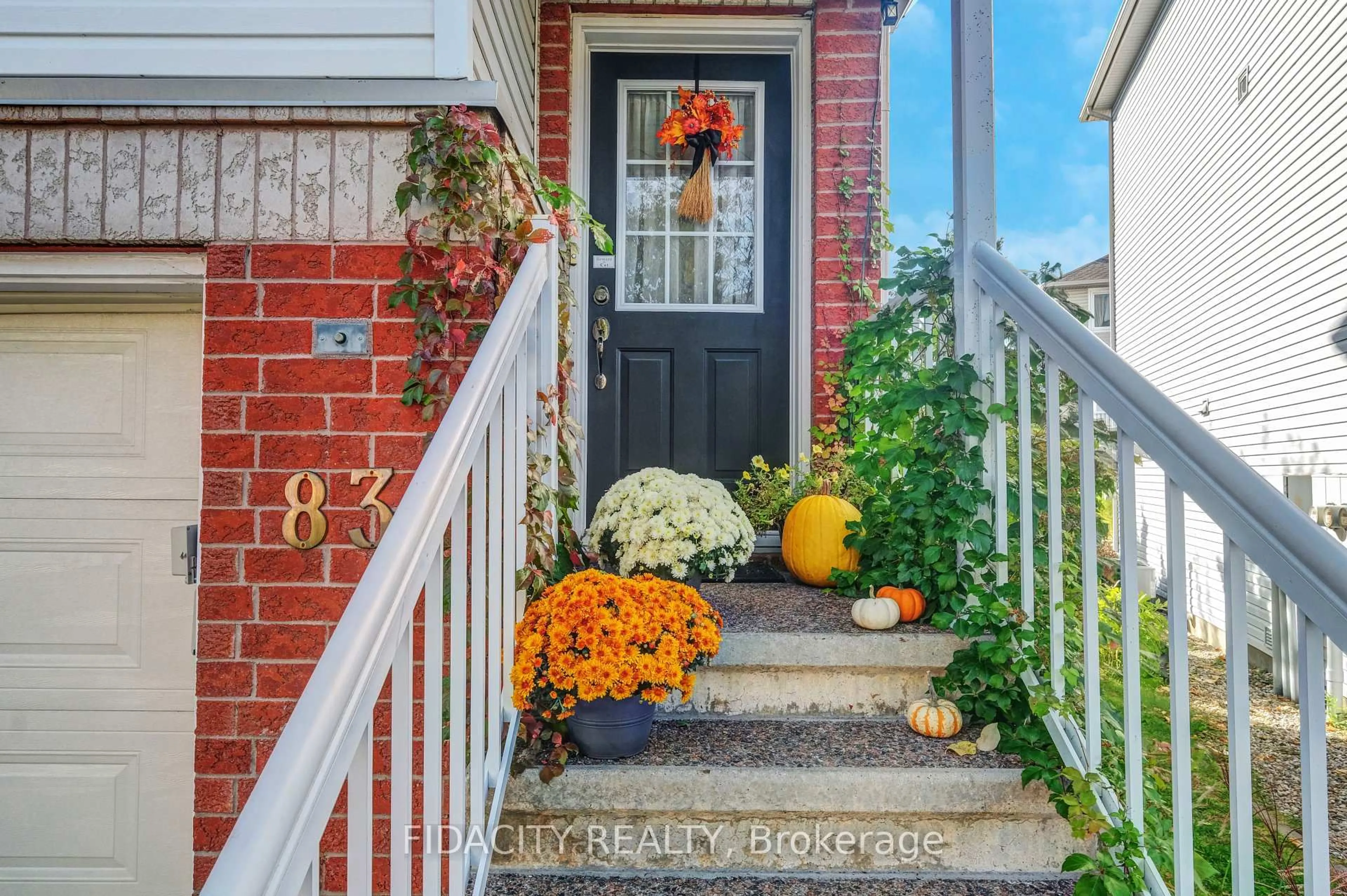 Indoor entryway for 83 Manhattan Cres, Ottawa Ontario K2C 4B8