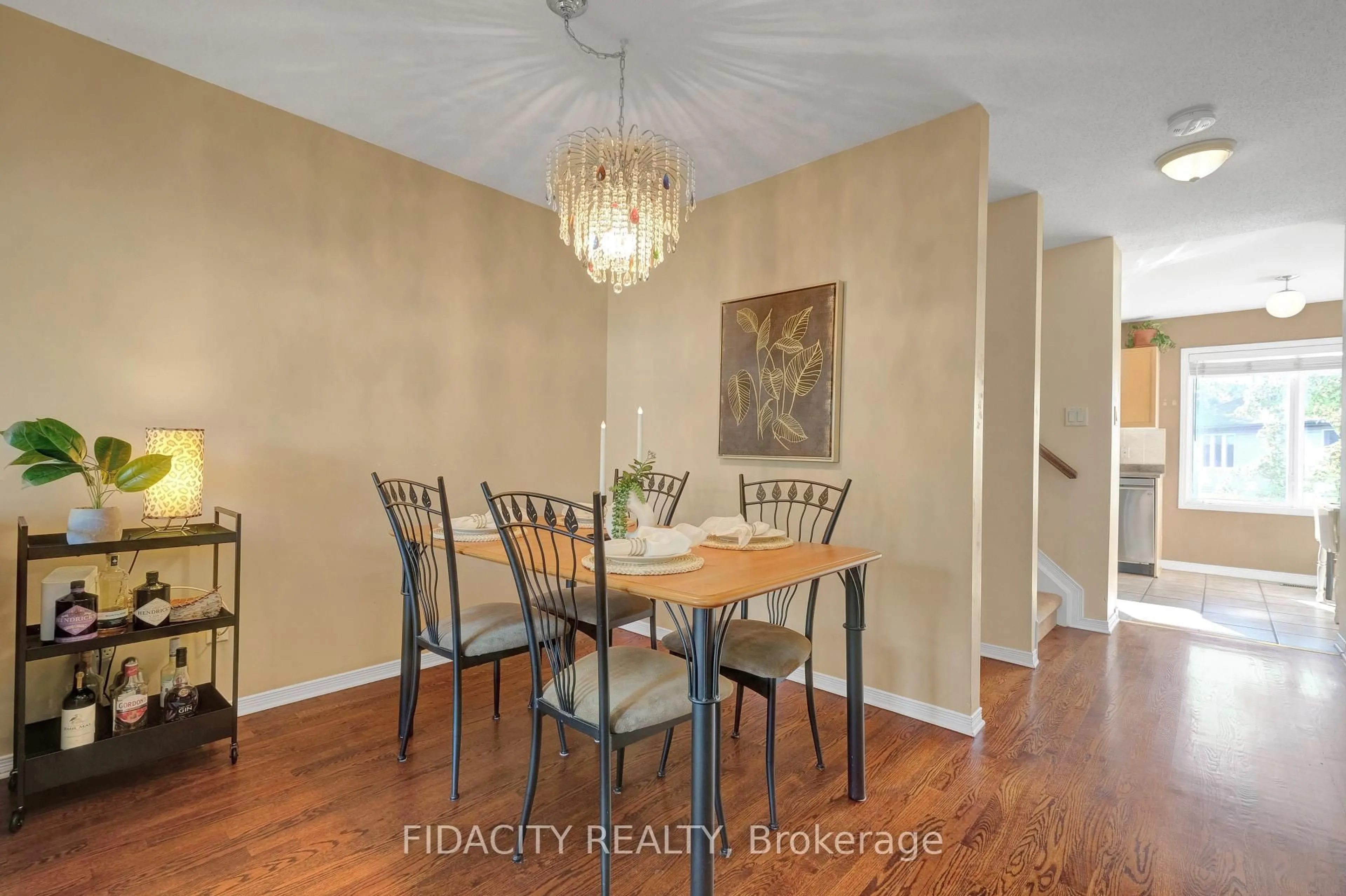 Dining room, wood/laminate floor for 83 Manhattan Cres, Ottawa Ontario K2C 4B8