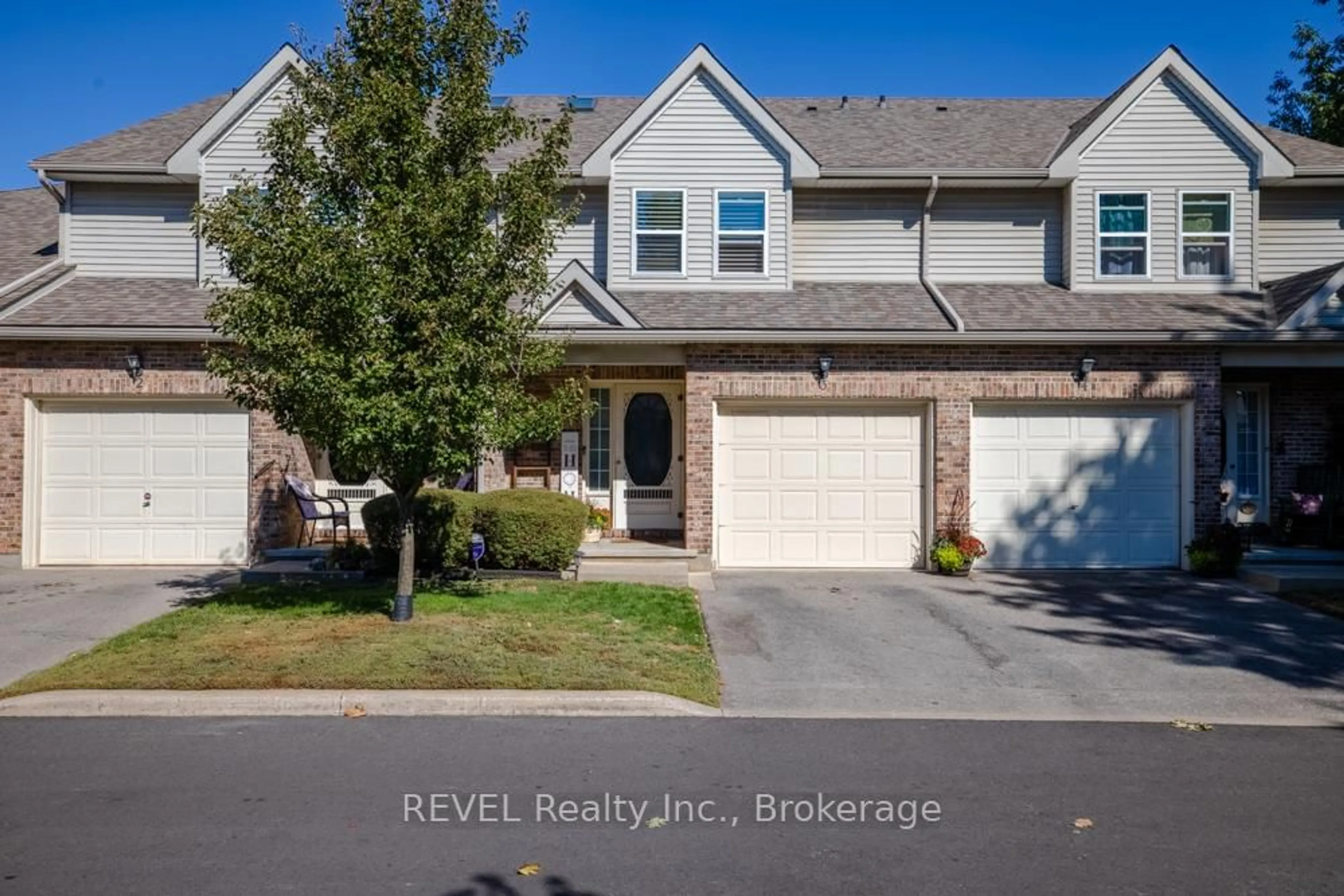 A pic from outside/outdoor area/front of a property/back of a property/a pic from drone, street for 5070 Drummond Rd #3, Niagara Falls Ontario L2E 6E4