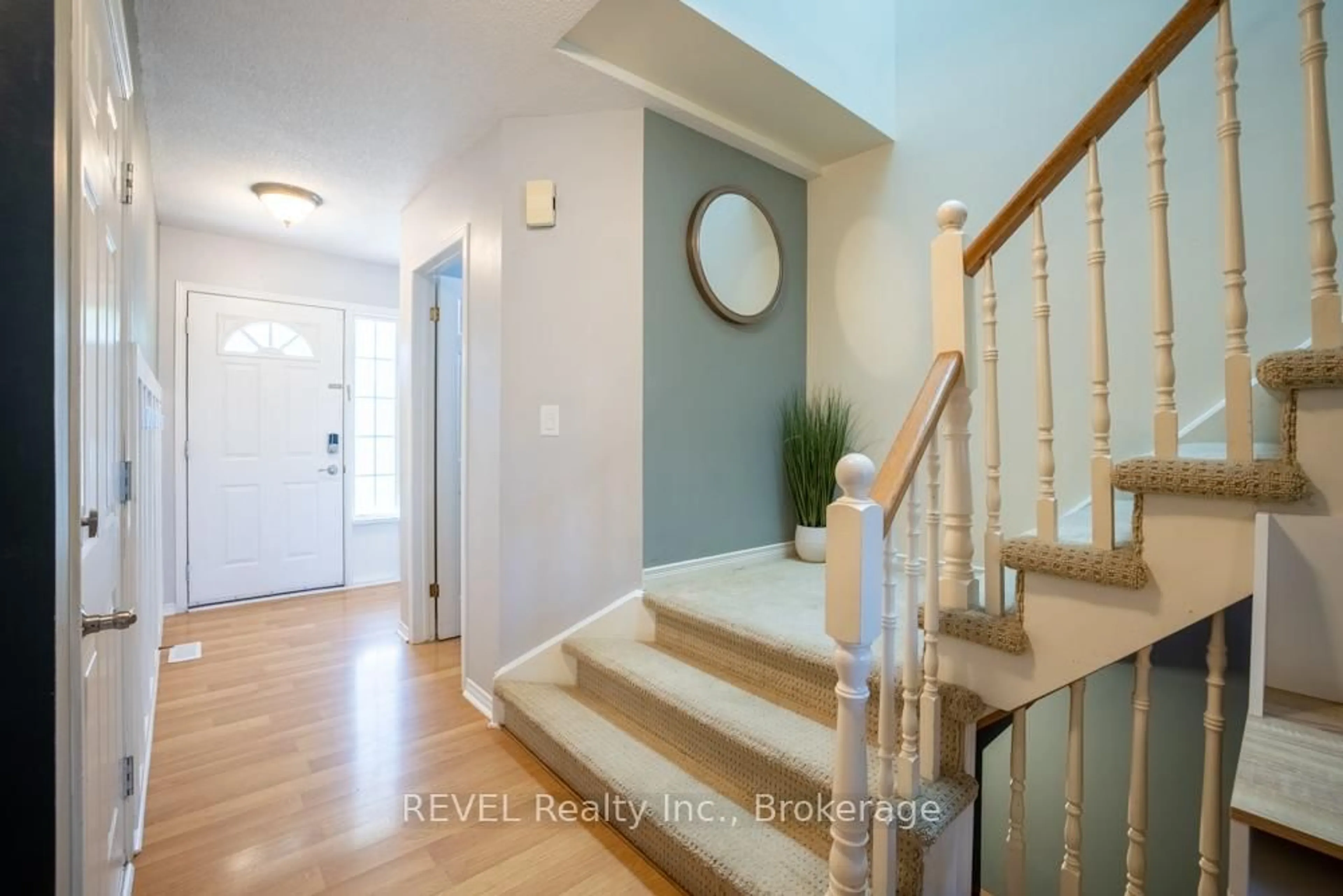 Indoor entryway for 5070 Drummond Rd #3, Niagara Falls Ontario L2E 6E4