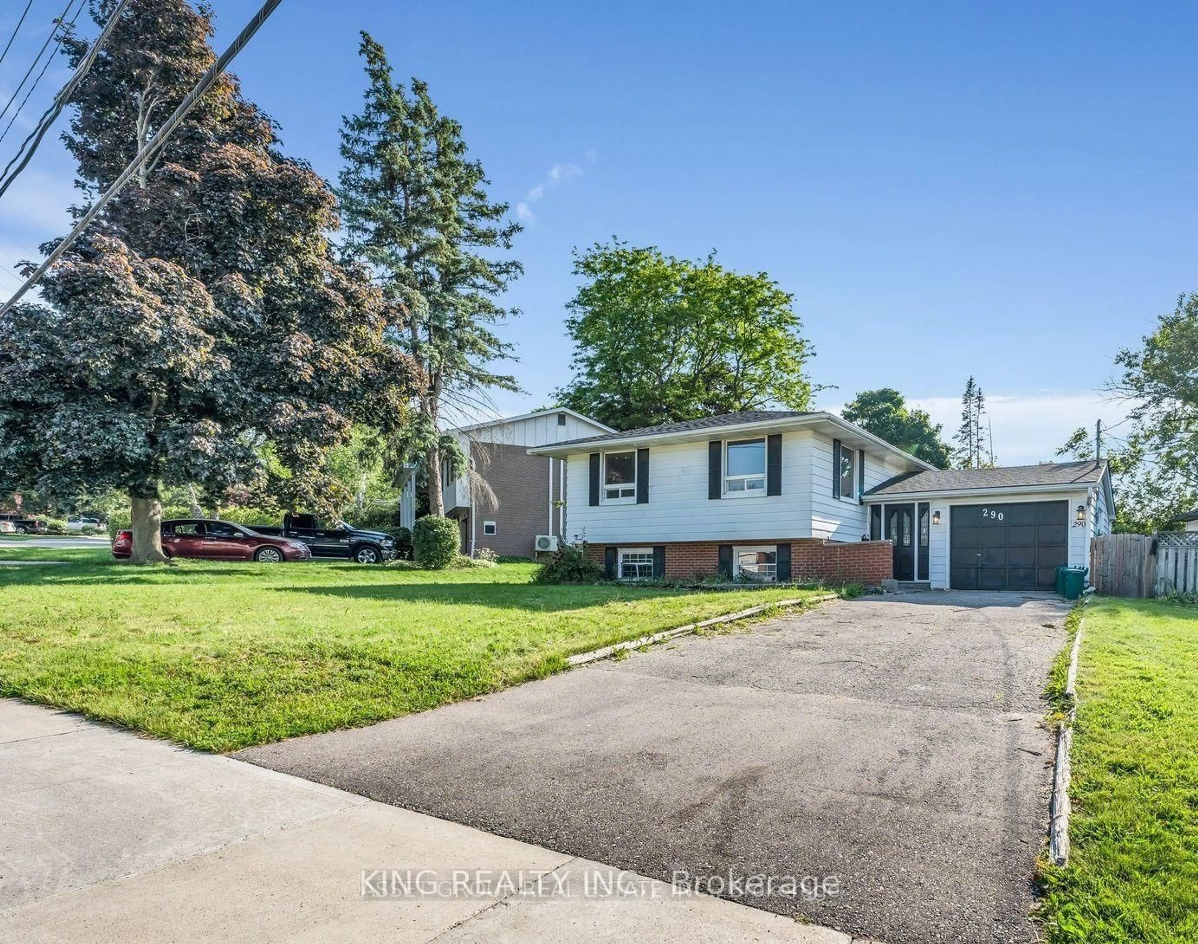 A pic from outside/outdoor area/front of a property/back of a property/a pic from drone, street for 290 Lincoln Rd, Waterloo Ontario N2J 2P5