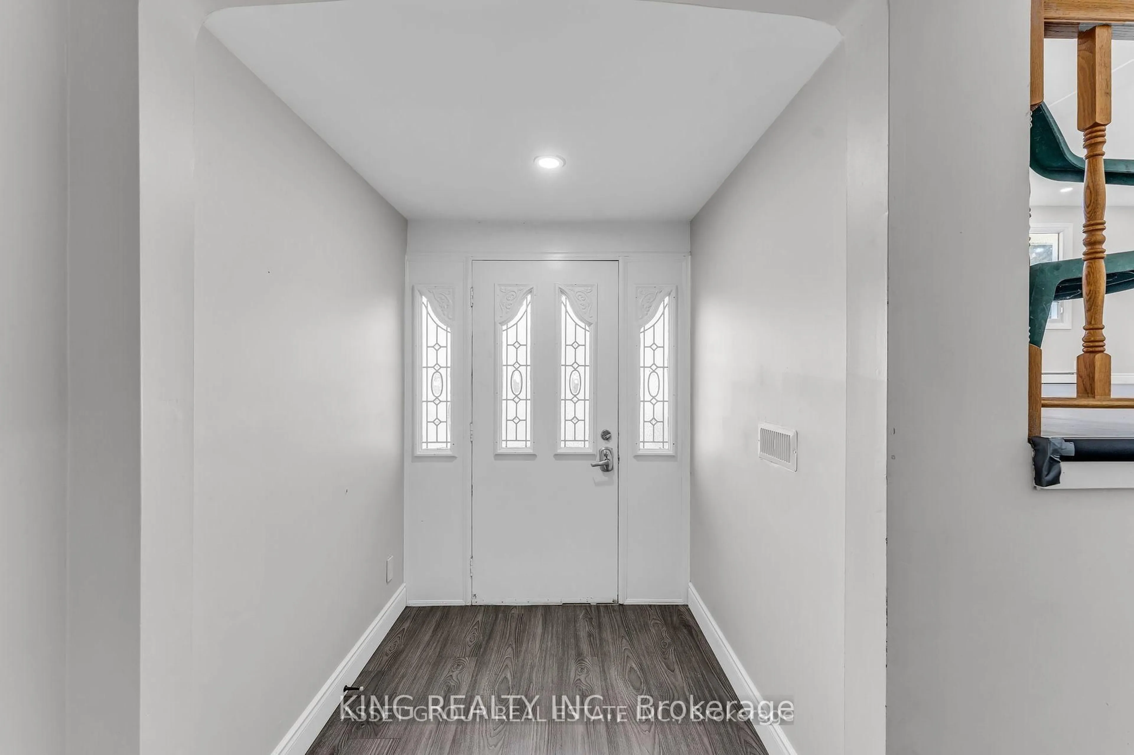 Indoor entryway for 290 Lincoln Rd, Waterloo Ontario N2J 2P5