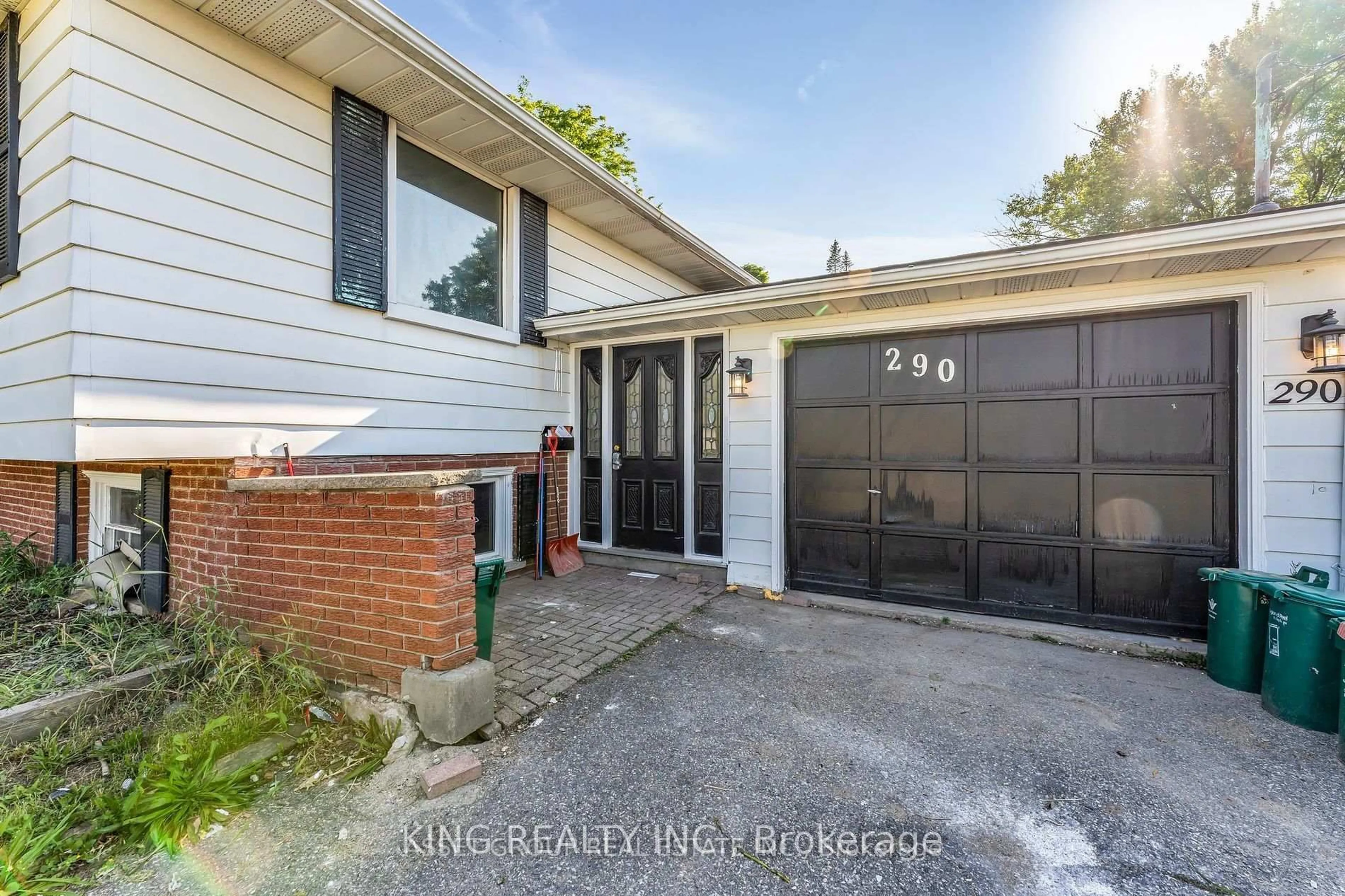 A pic from outside/outdoor area/front of a property/back of a property/a pic from drone, street for 290 Lincoln Rd, Waterloo Ontario N2J 2P5
