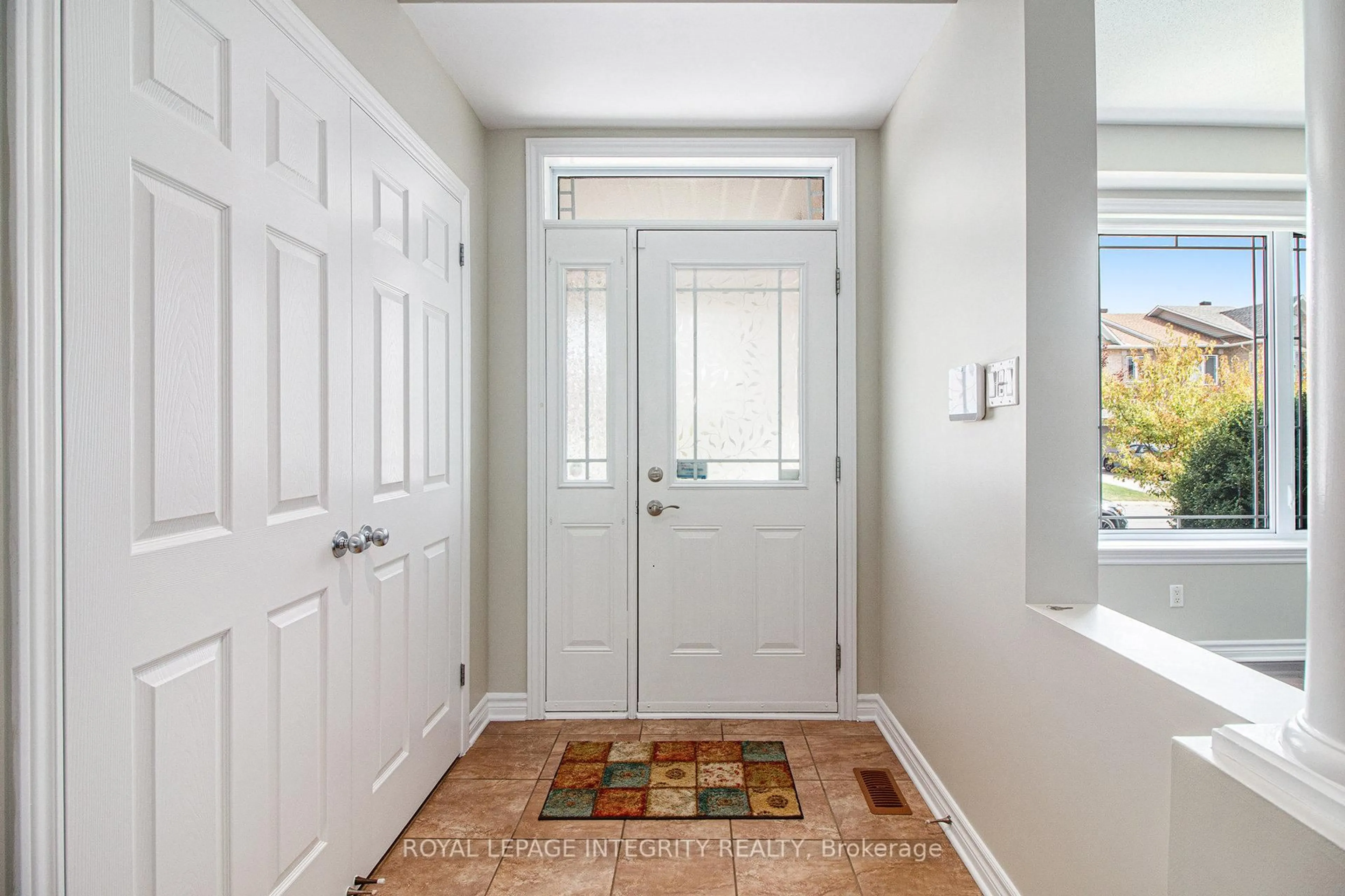 Indoor entryway for 324 Branthaven St, Ottawa Ontario K4A 0H1
