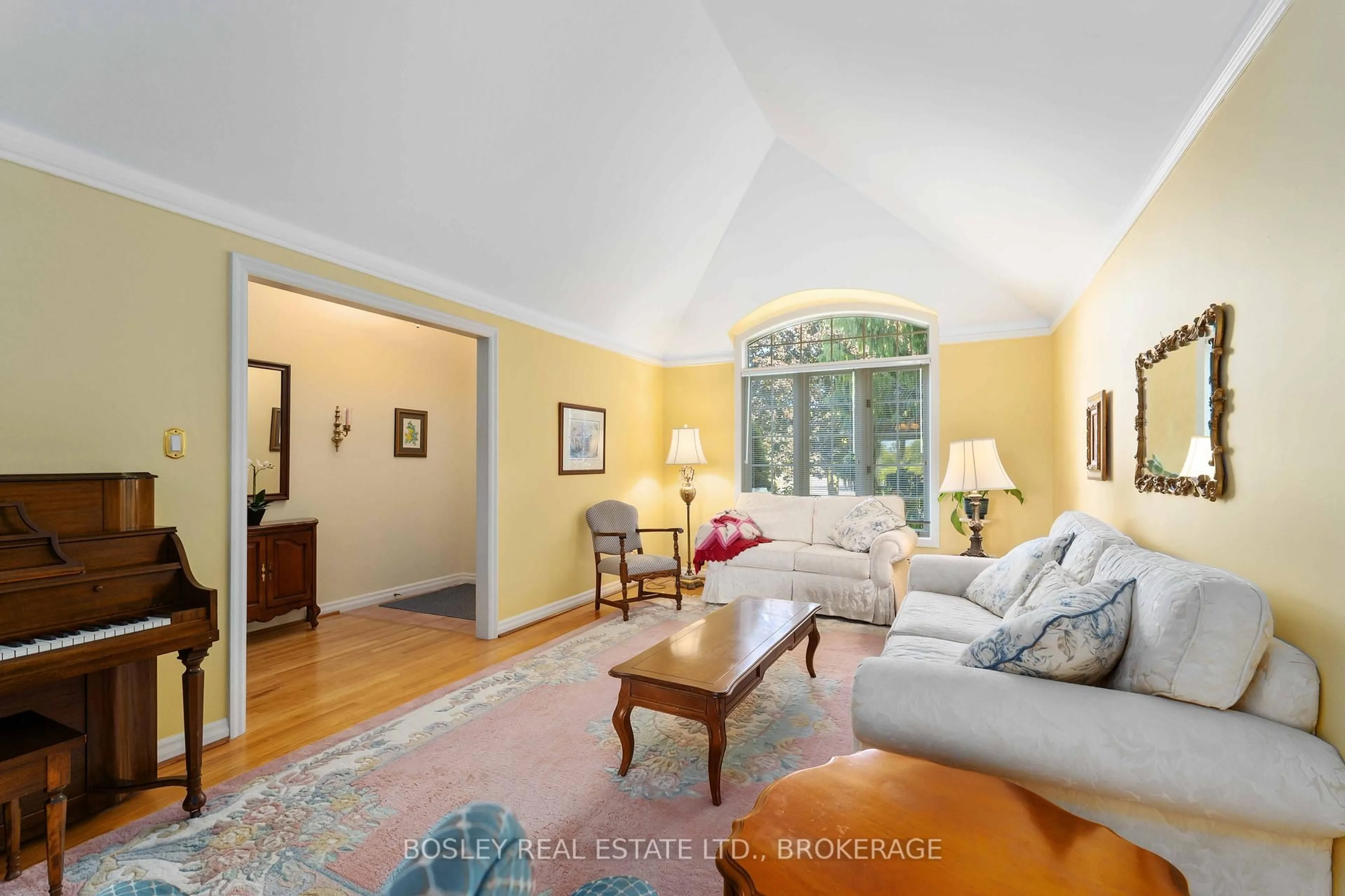 Living room with furniture, unknown for 641 SIMCOE St, Niagara-on-the-Lake Ontario L0S 1J0