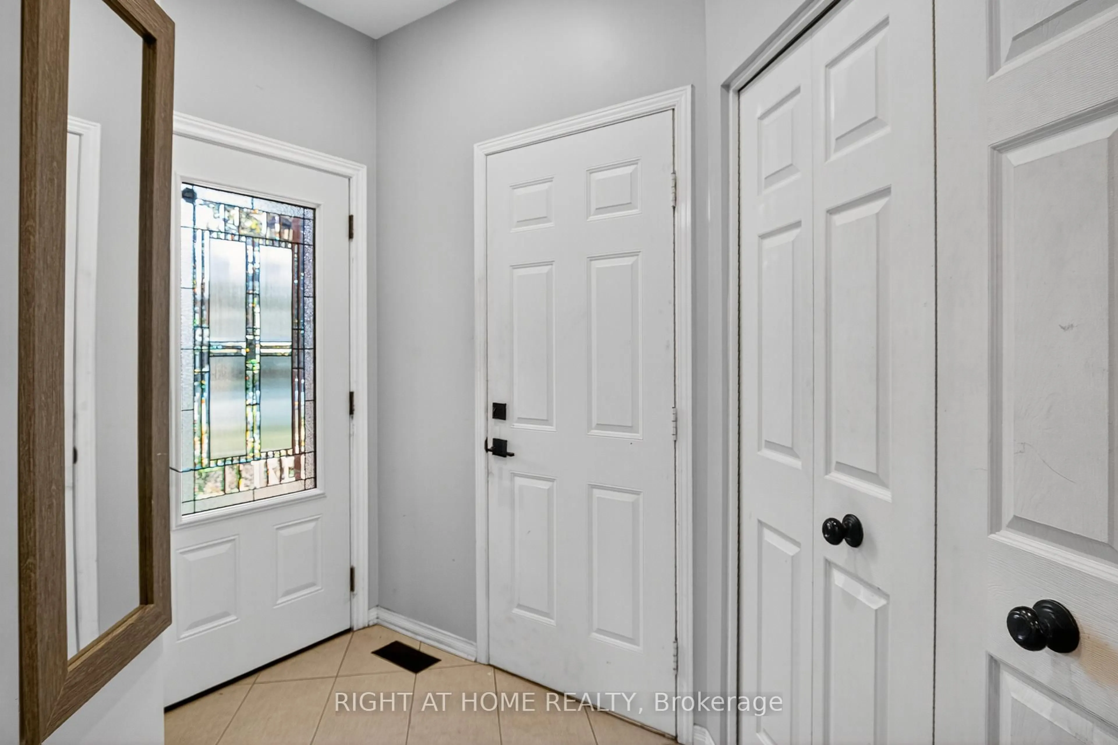 Indoor entryway for 11 Oriska Way, Nepean Ontario K2J 4N7