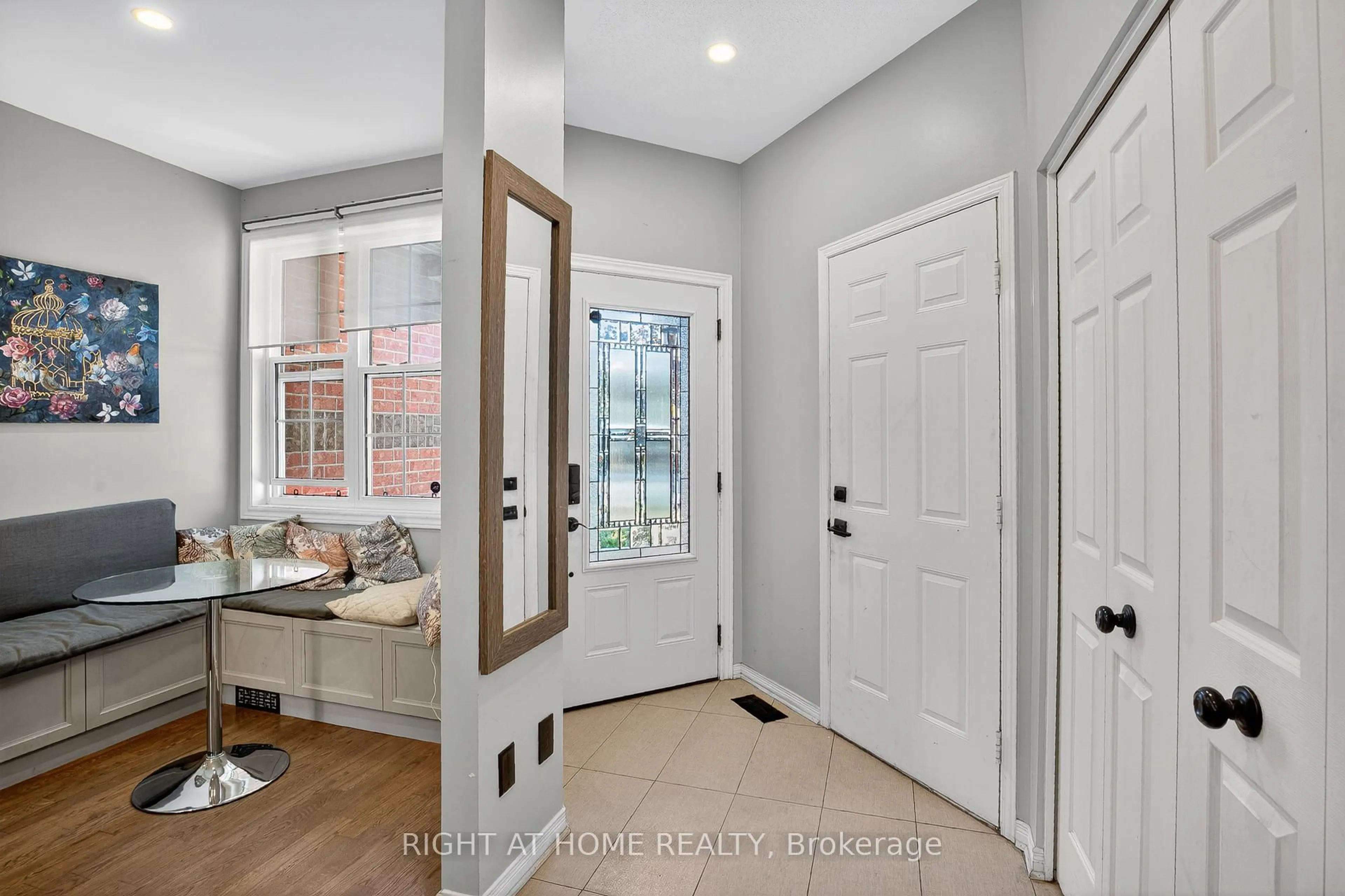 Indoor entryway for 11 Oriska Way, Nepean Ontario K2J 4N7