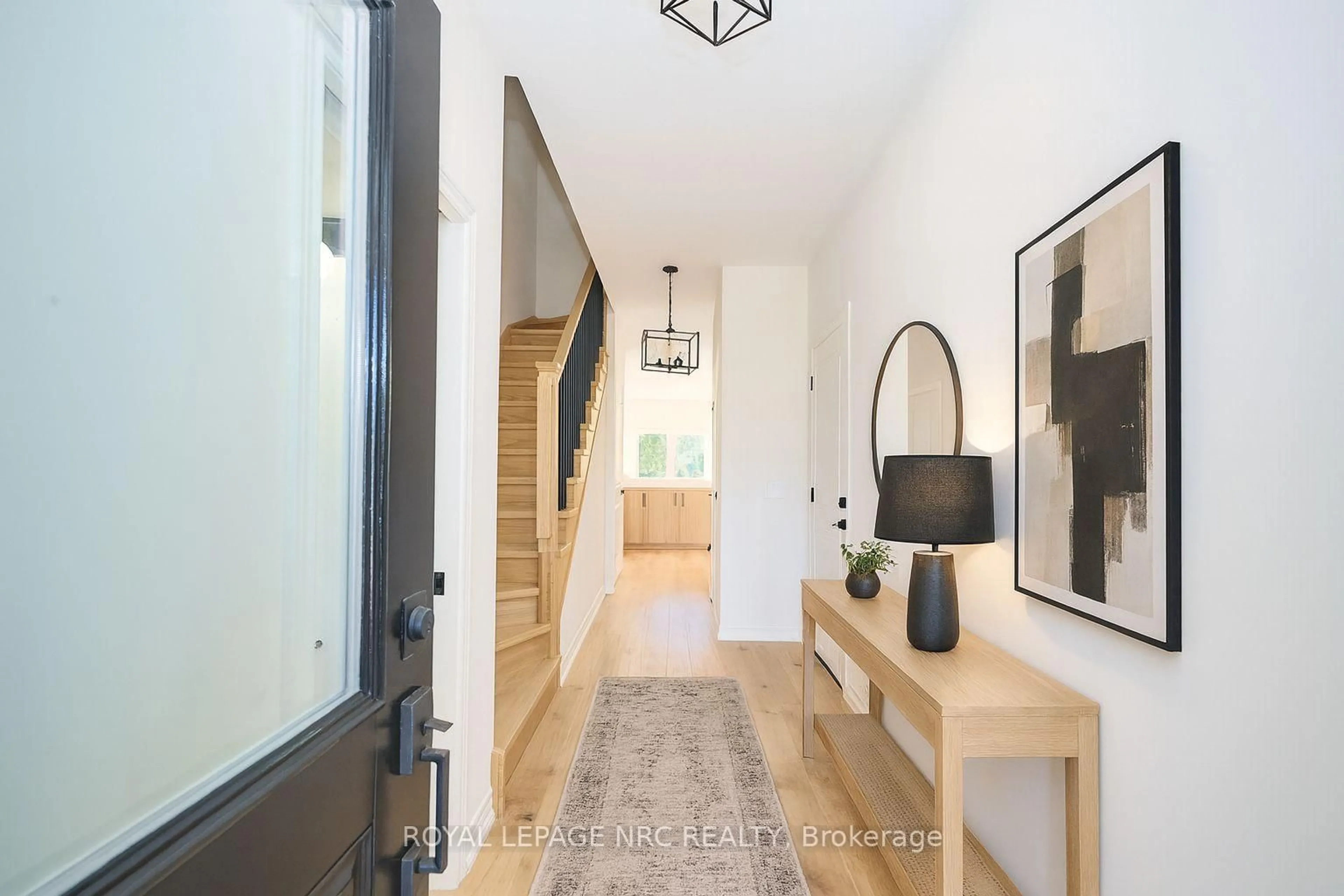 Indoor entryway for 6672 Hawkins St, Niagara Falls Ontario L2G 3B7