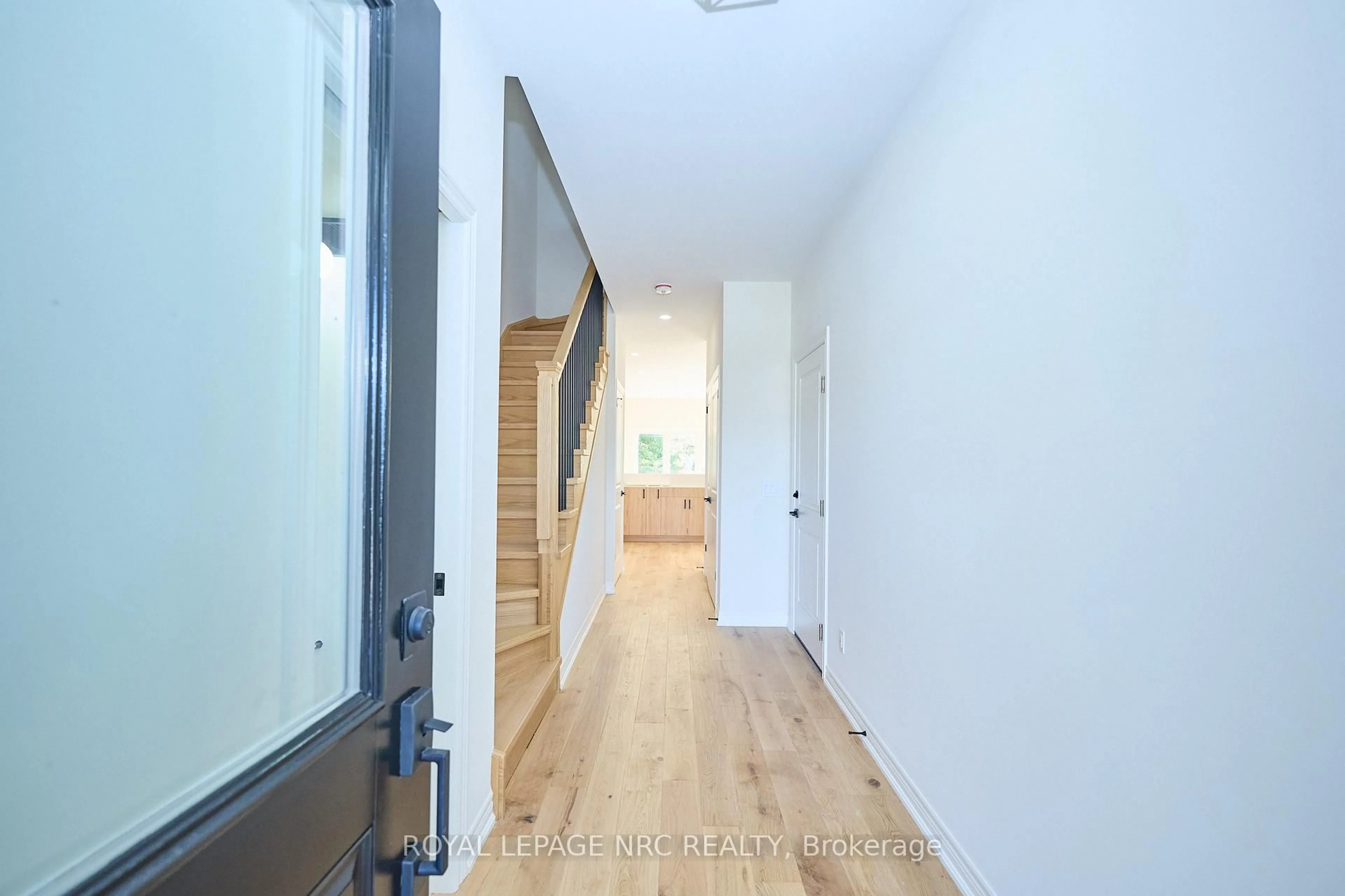 Indoor foyer for 6672 Hawkins St, Niagara Falls Ontario L2G 3B7