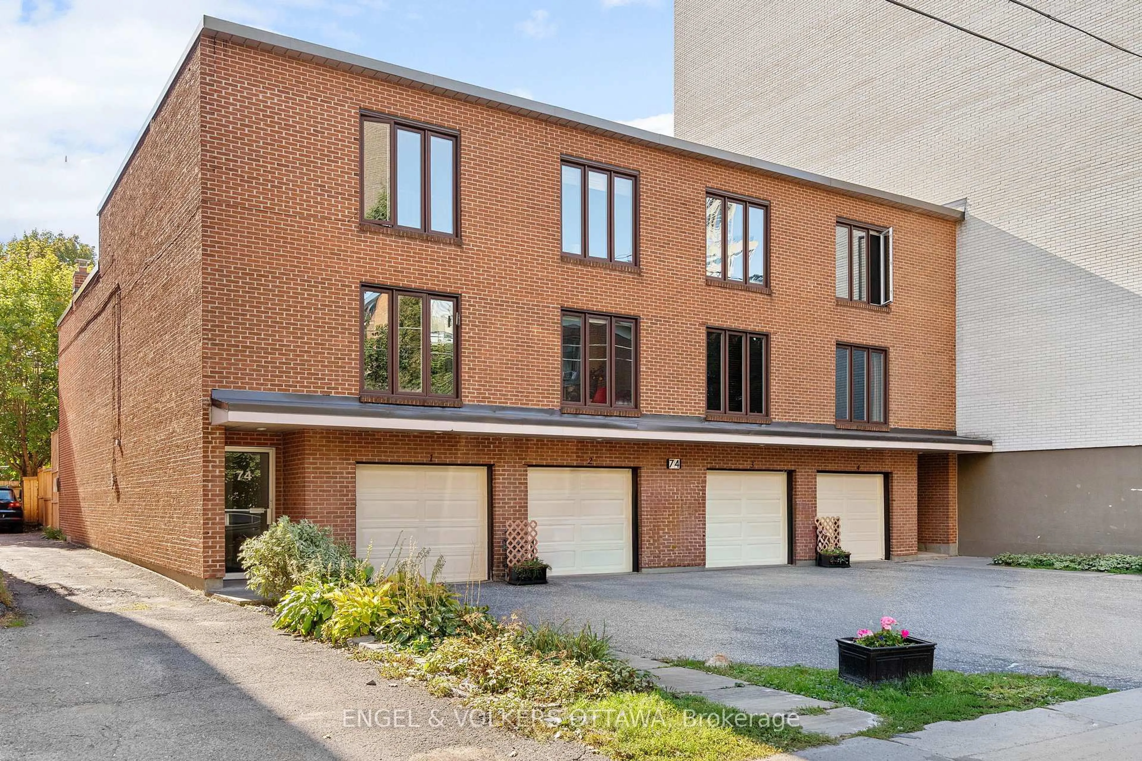 Home with brick exterior material, street for 74 Somerset St #4, Ottawa Ontario K2P 0H5