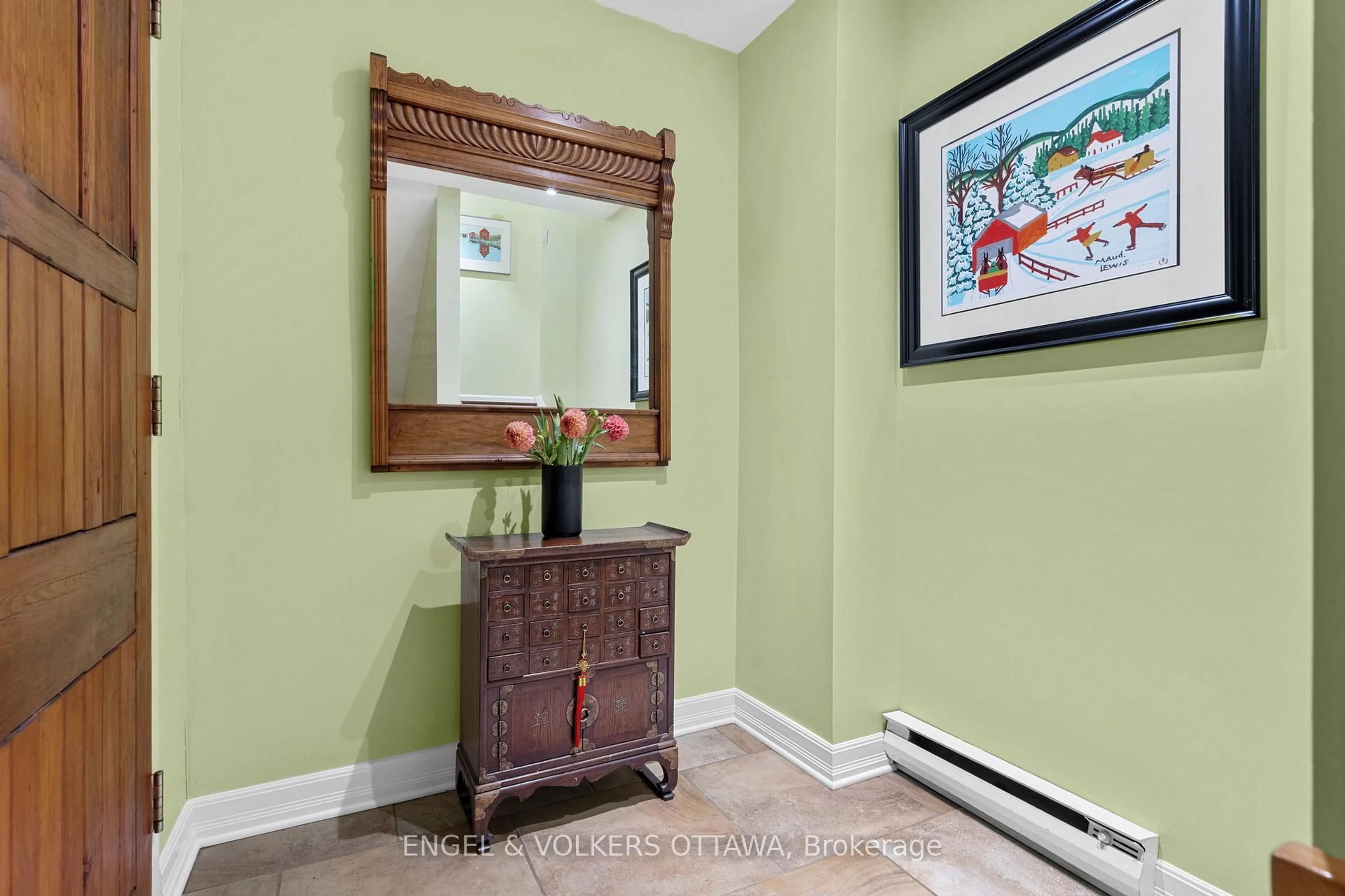 Indoor entryway for 74 Somerset St #4, Ottawa Ontario K2P 0H5