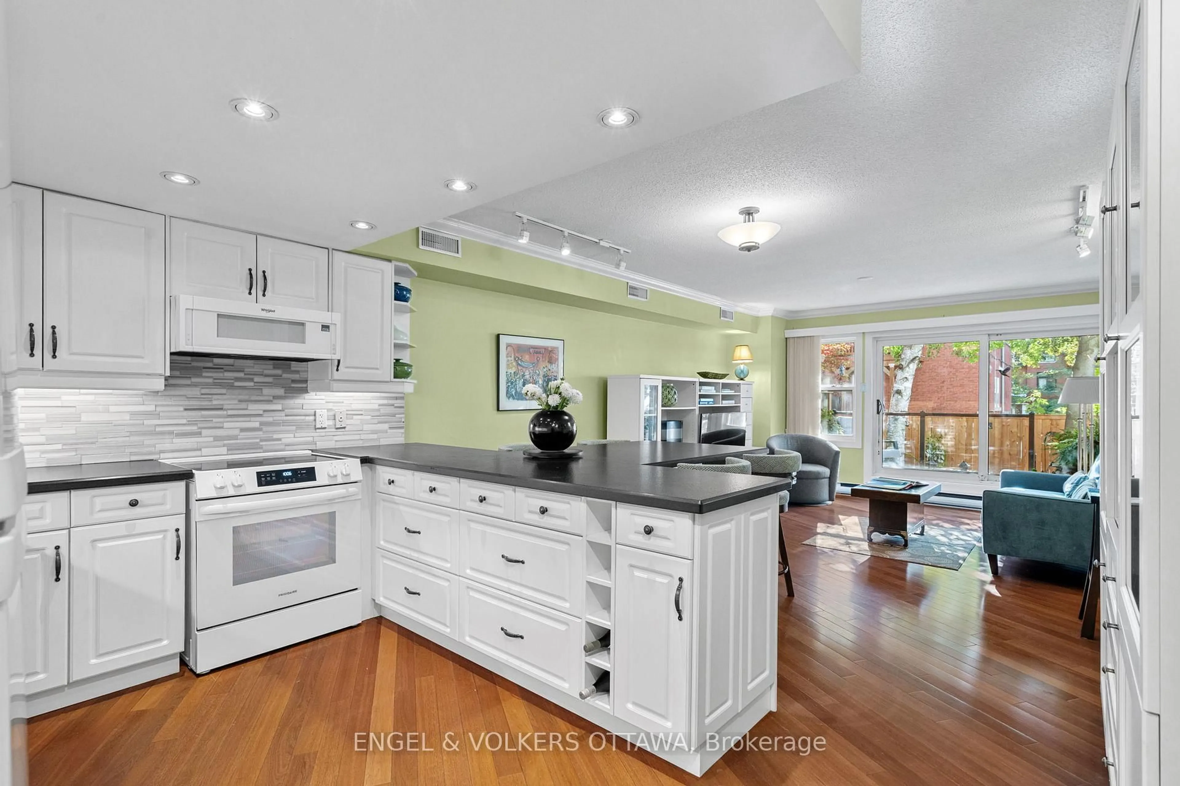 Open concept kitchen, ceramic/tile floor for 74 Somerset St #4, Ottawa Ontario K2P 0H5
