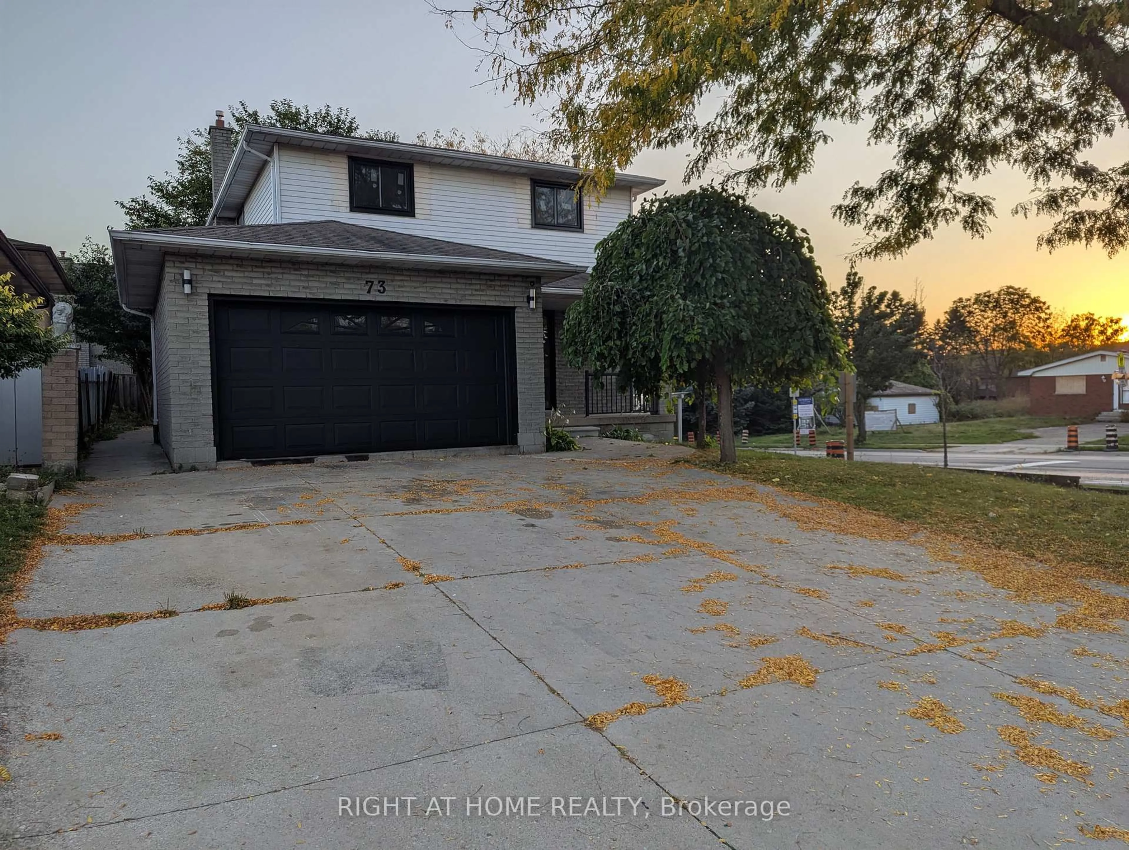 A pic from outside/outdoor area/front of a property/back of a property/a pic from drone, street for 73 Skyview Dr, Hamilton Ontario L9B 1X5