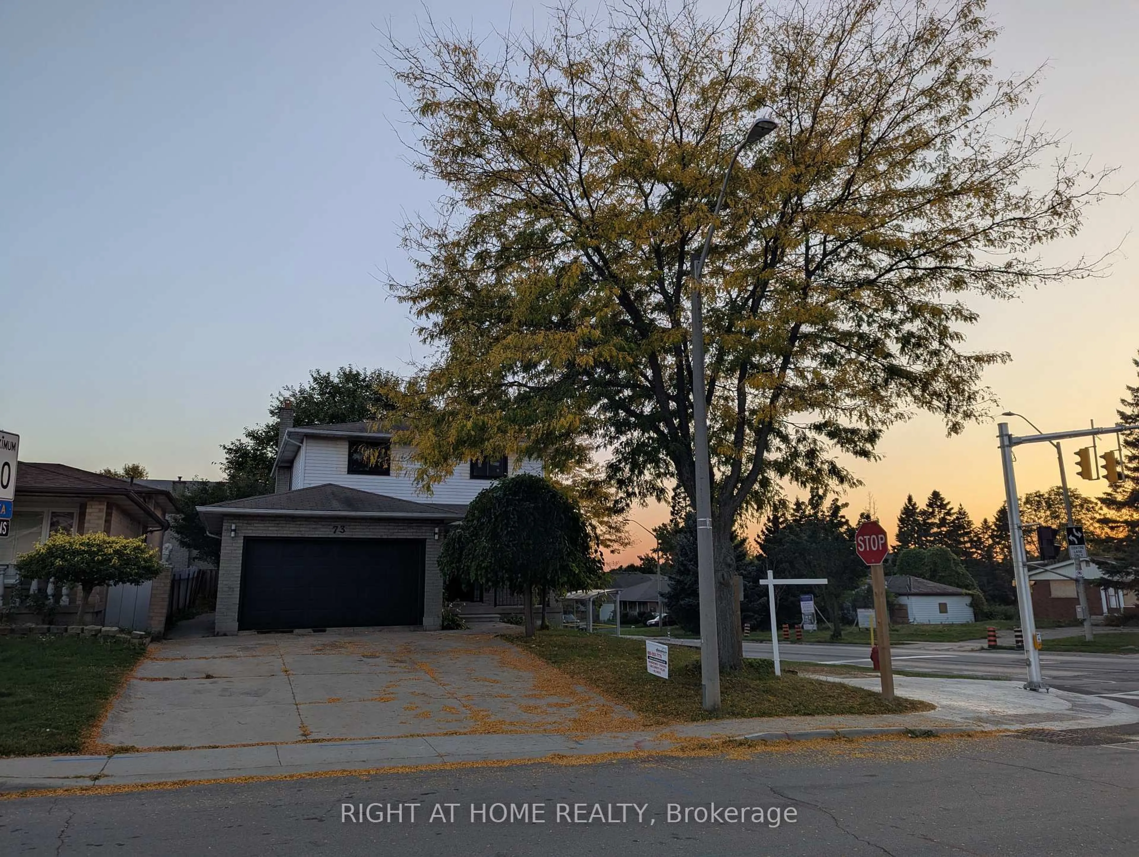 A pic from outside/outdoor area/front of a property/back of a property/a pic from drone, street for 73 Skyview Dr, Hamilton Ontario L9B 1X5