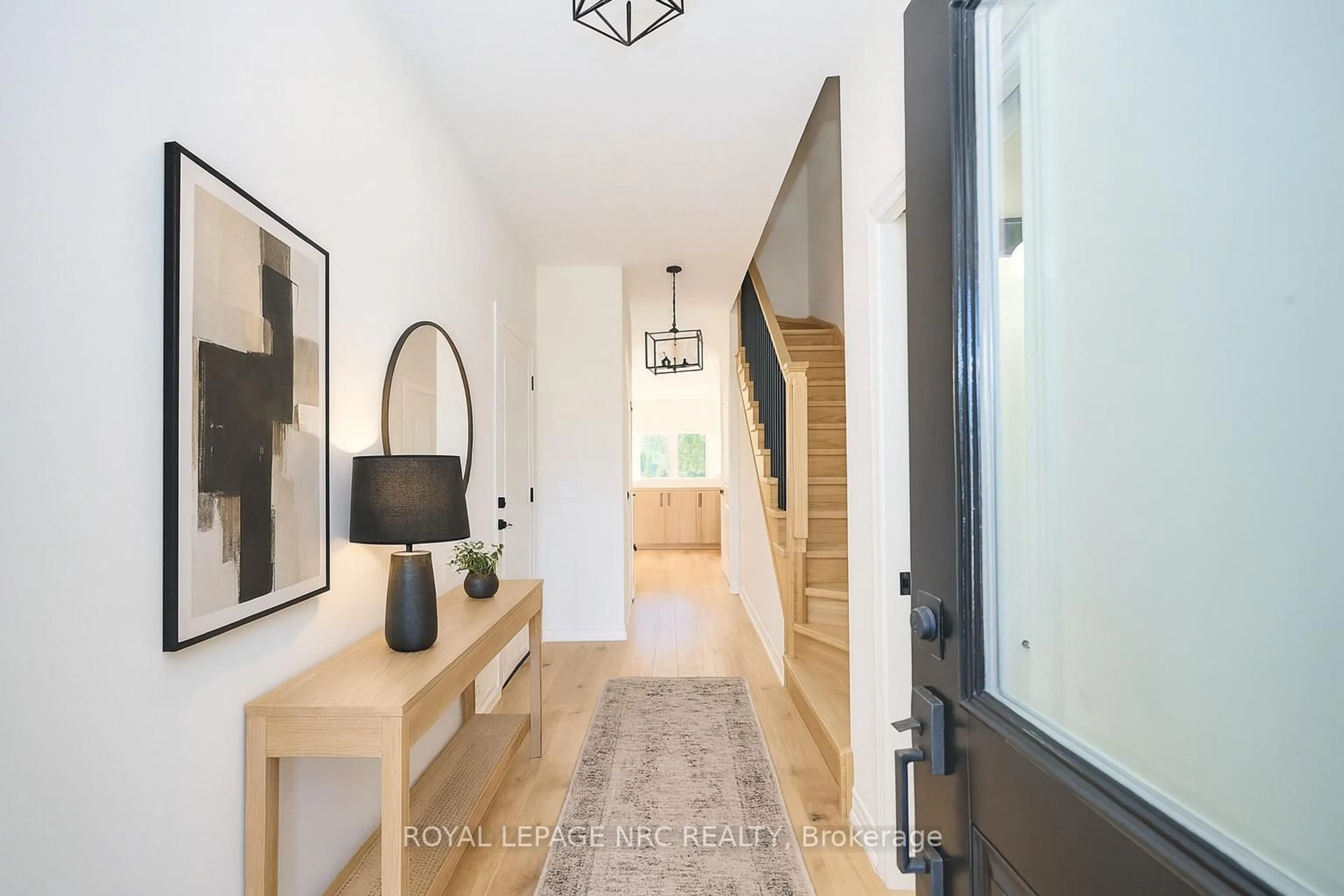 Indoor entryway for 6668 Hawkins St, Niagara Falls Ontario L2G 3B7
