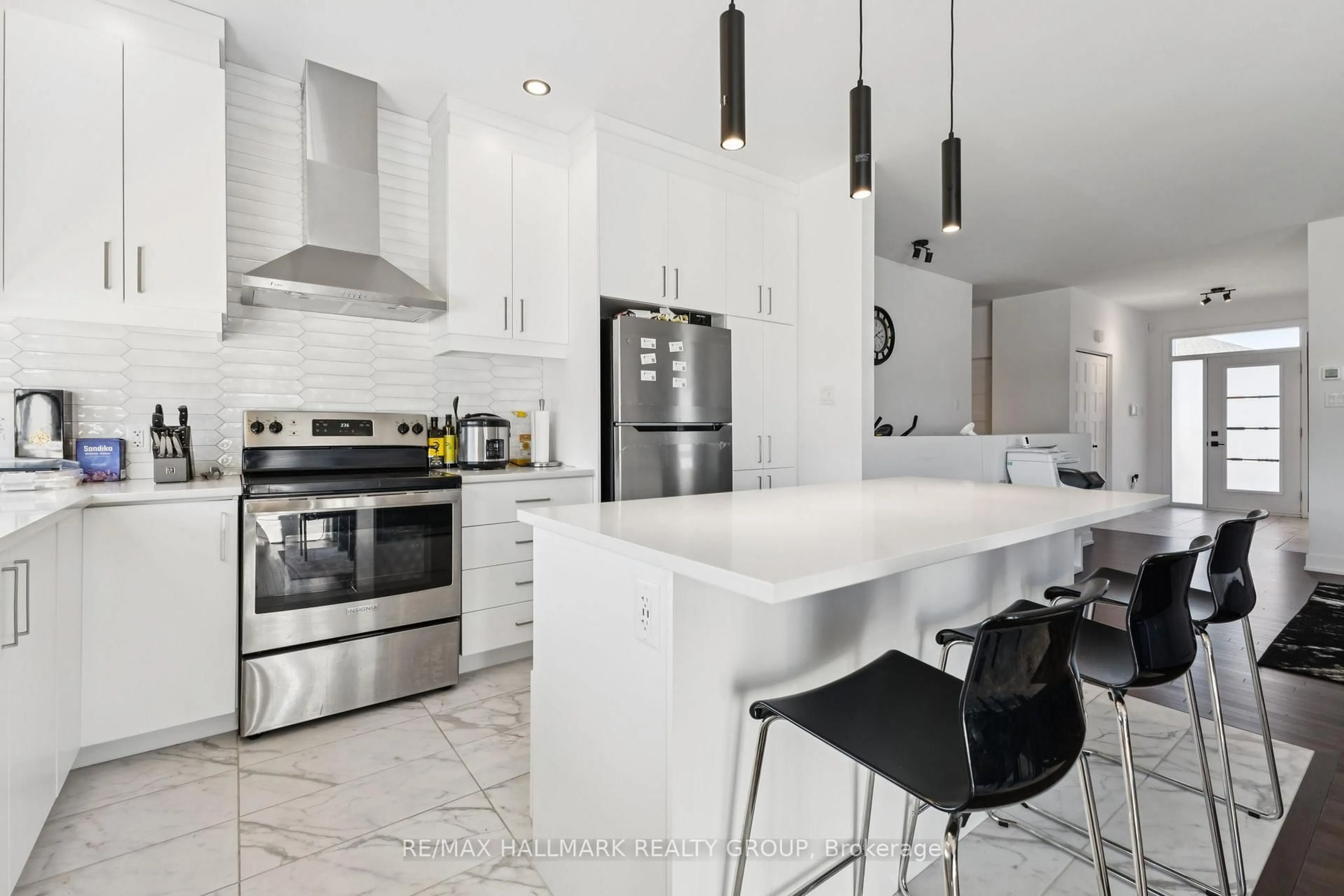 Contemporary kitchen, ceramic/tile floor for 58 Rutile St, Clarence-Rockland Ontario K4K 0M6