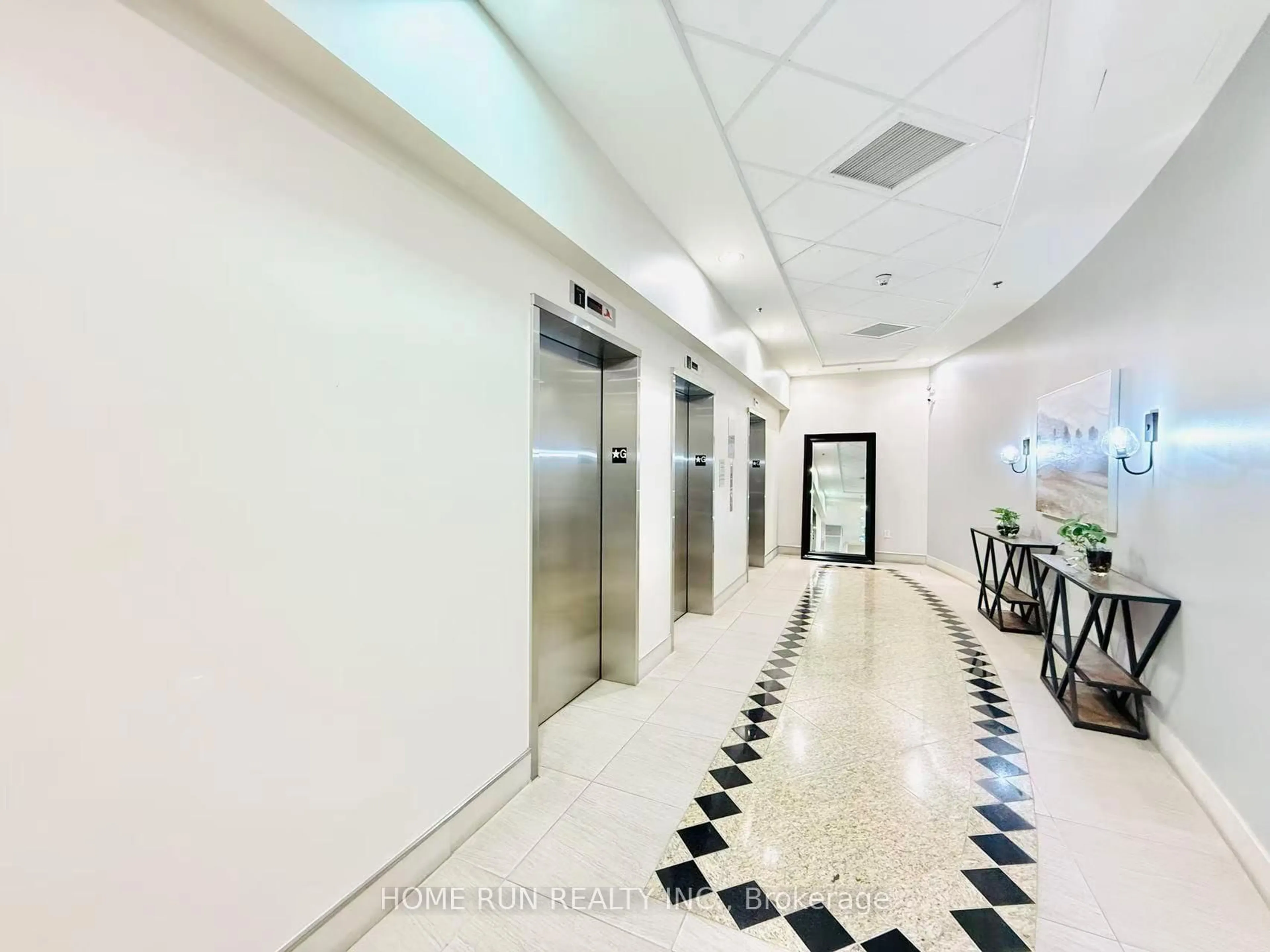 Indoor foyer for 90 Landry St #801, Ottawa Ontario K1L 0A9