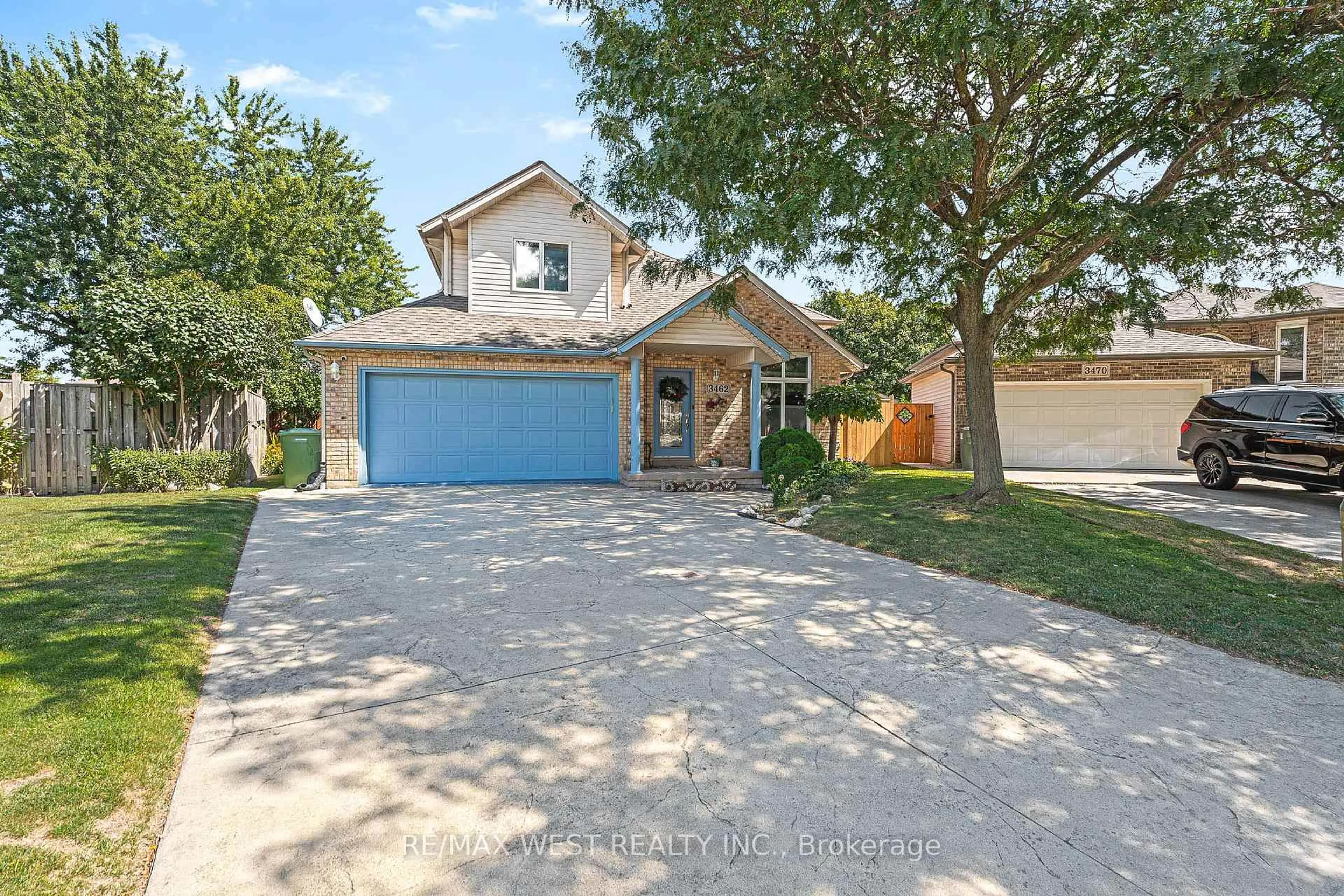 A pic from outside/outdoor area/front of a property/back of a property/a pic from drone, street for 3462 Treeline Crt, Windsor Ontario N8R 2K3