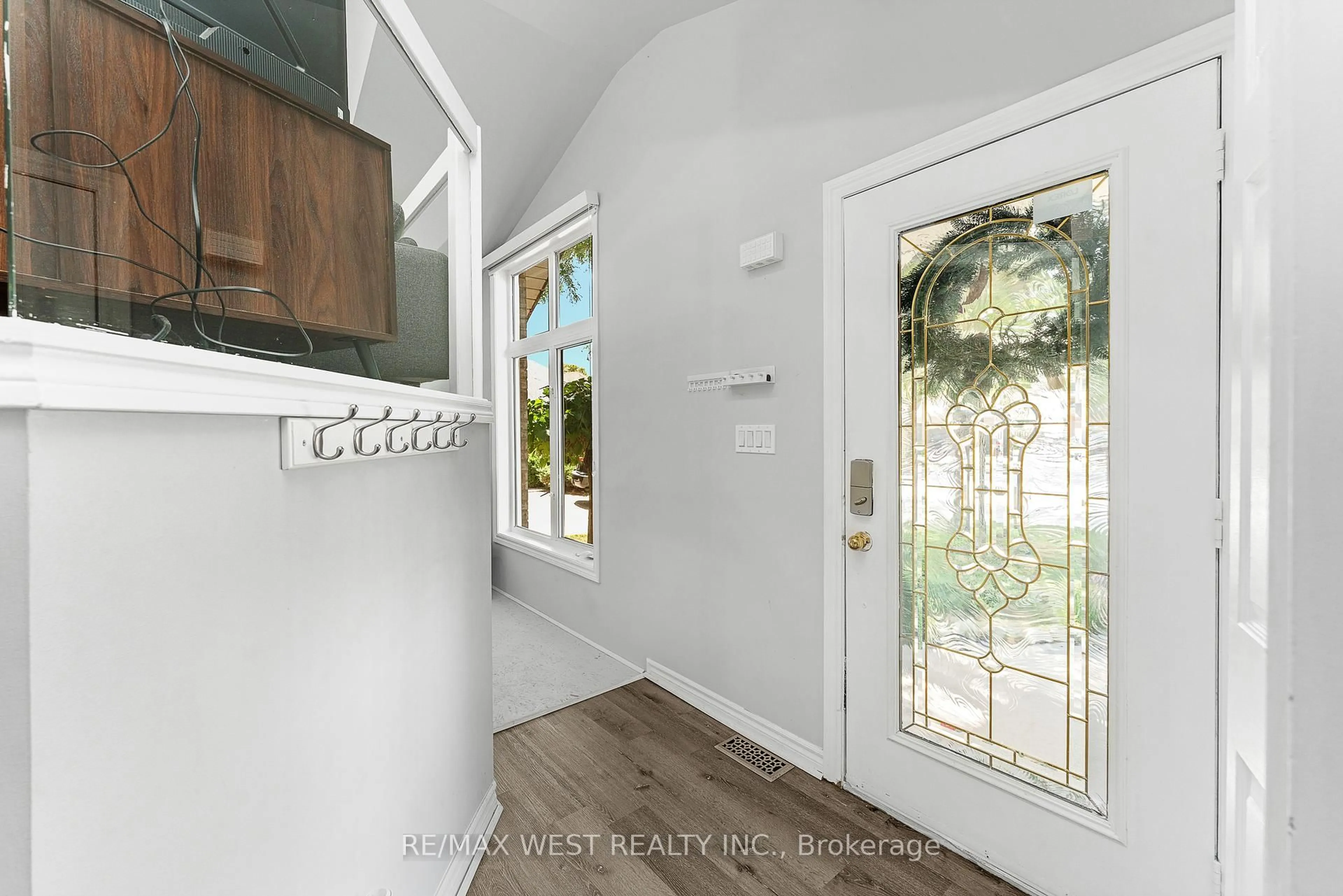 Indoor entryway for 3462 Treeline Crt, Windsor Ontario N8R 2K3