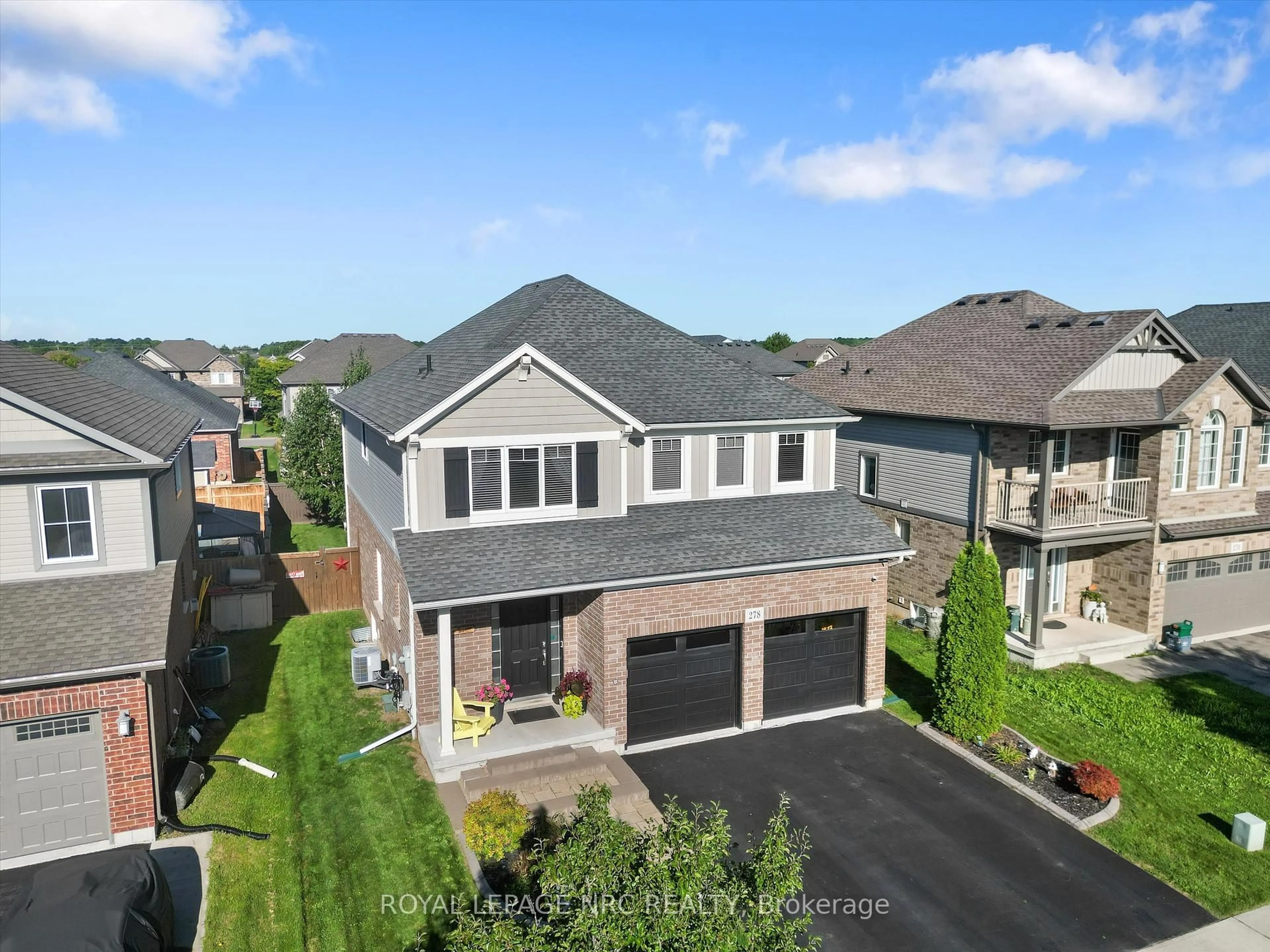 A pic from outside/outdoor area/front of a property/back of a property/a pic from drone, street for 278 Cardinal Cres, Welland Ontario L3C 0B1