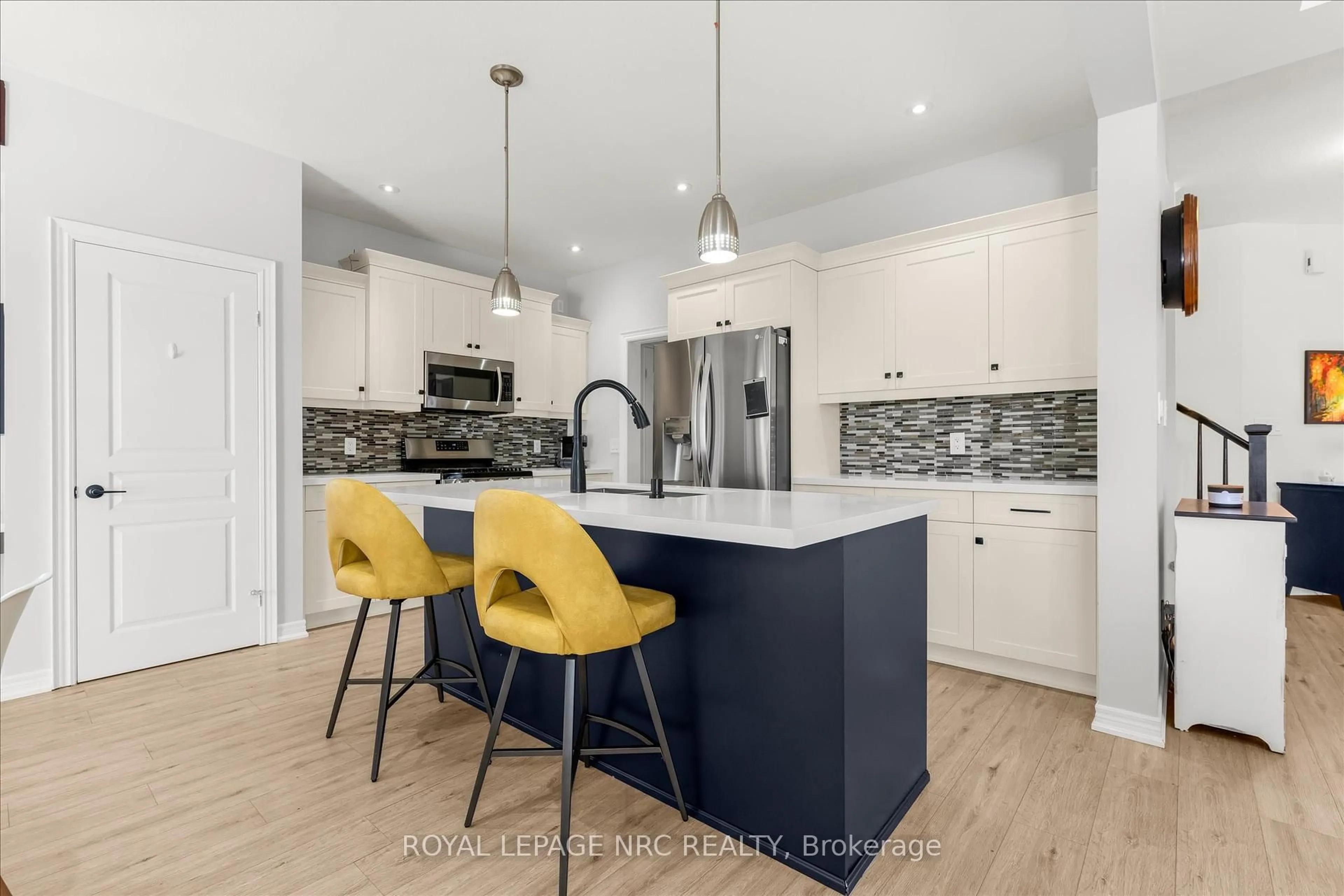 Open concept kitchen, ceramic/tile floor for 278 Cardinal Cres, Welland Ontario L3C 0B1