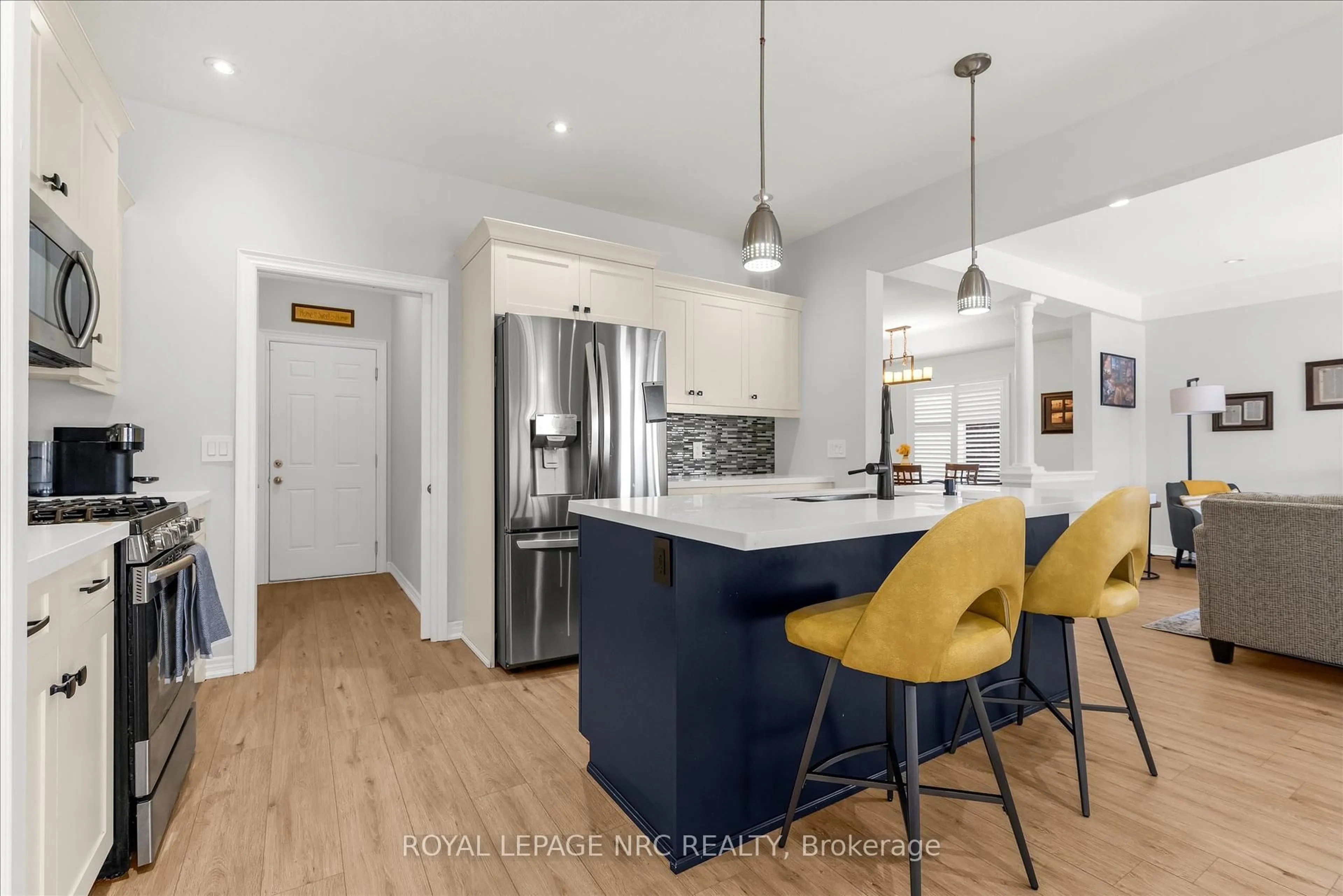 Open concept kitchen, unknown for 278 Cardinal Cres, Welland Ontario L3C 0B1