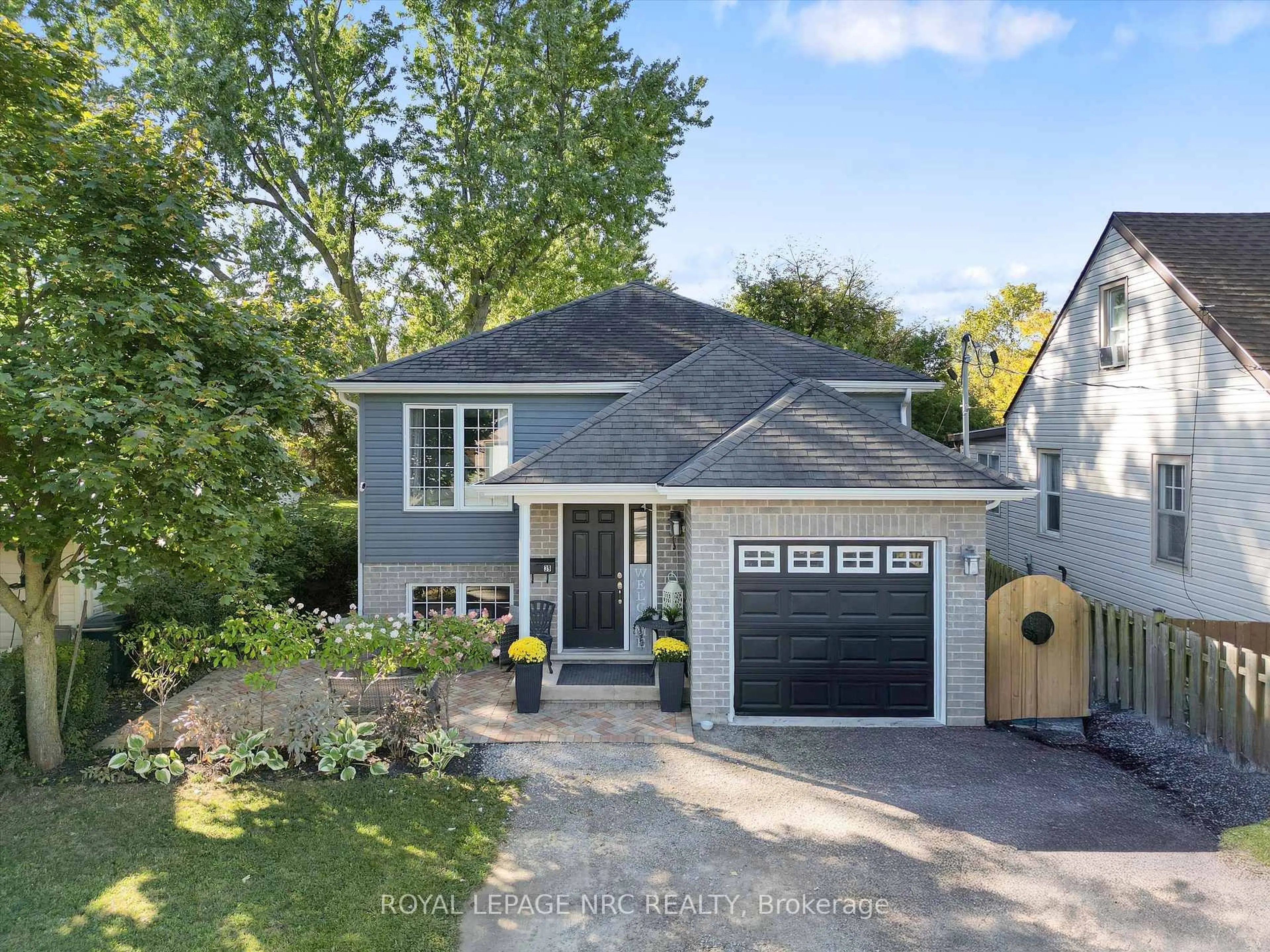 Home with vinyl exterior material, street for 39 Quaker Rd, Welland Ontario L3C 3G3