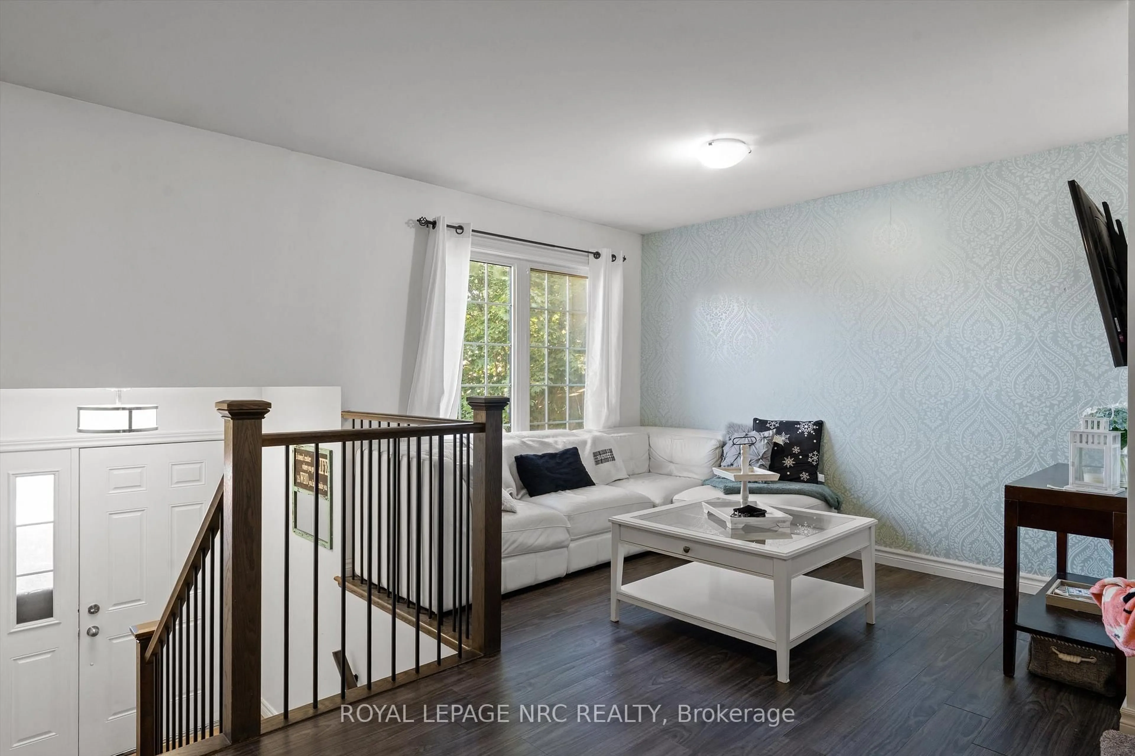 Living room with furniture, wood/laminate floor for 39 Quaker Rd, Welland Ontario L3C 3G3