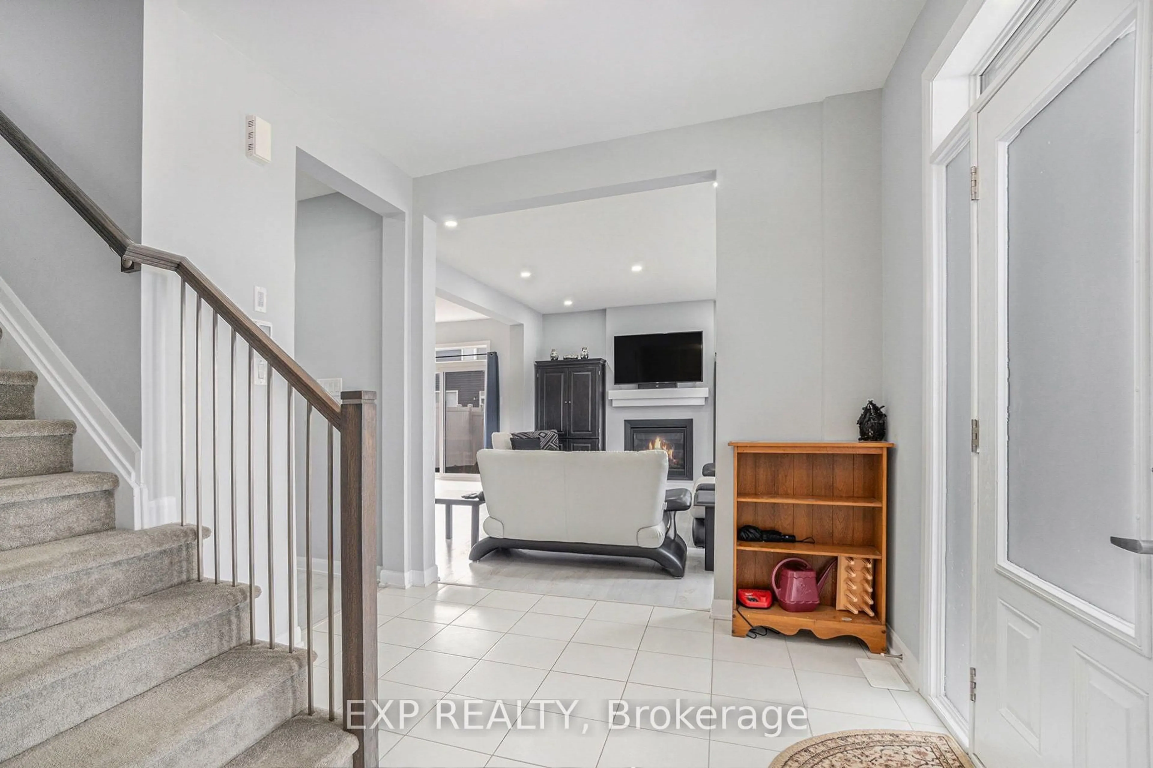Indoor entryway for 796 Cappamore Dr, Ottawa Ontario K2J 6V6