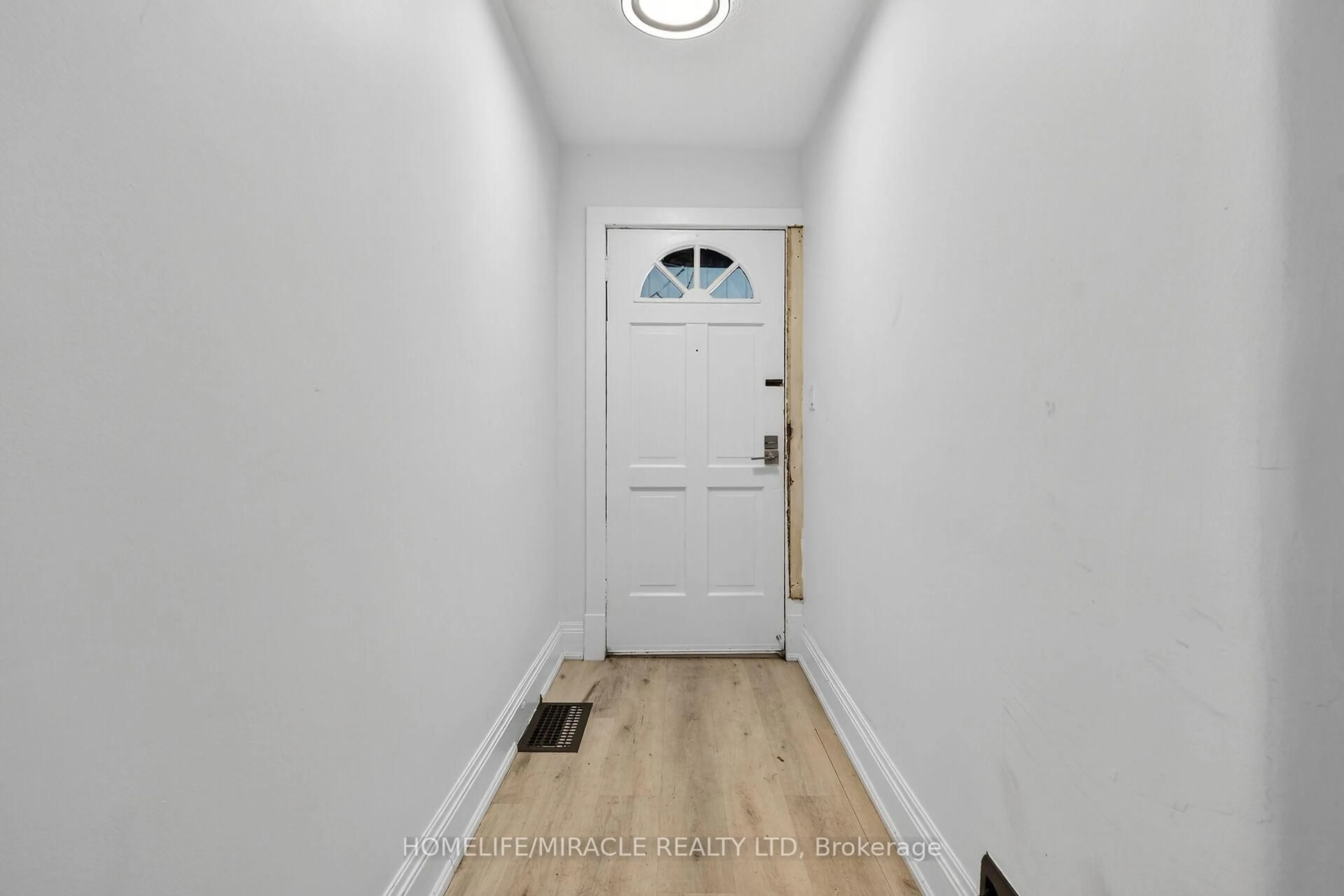 Indoor entryway for 463 Dunsmure Rd, Hamilton Ontario L8L 1X4